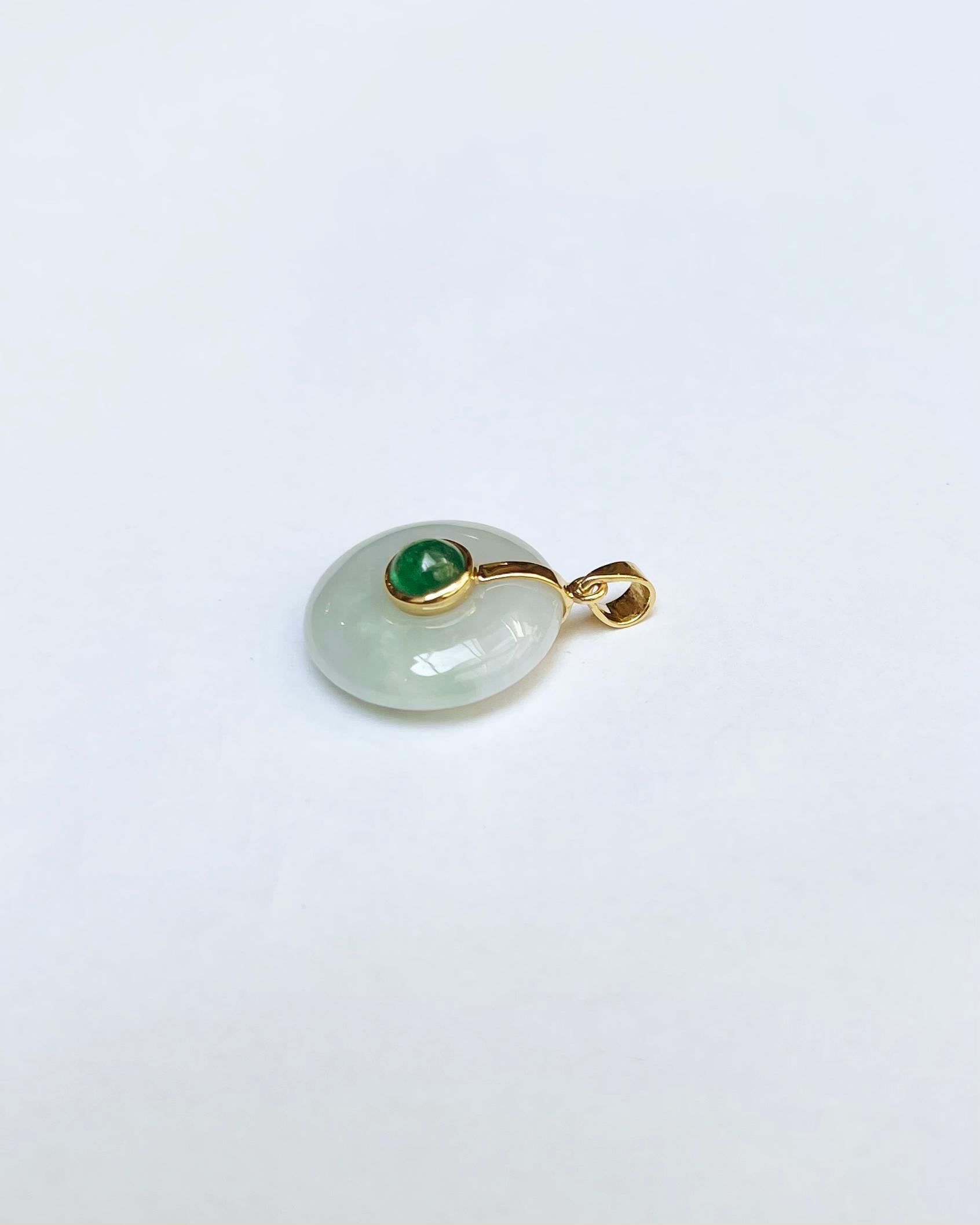 Pendentif en jade avec émeraude cabochon serti dans des montures en or 18 carats Neuf - En vente à Bangkok, TH