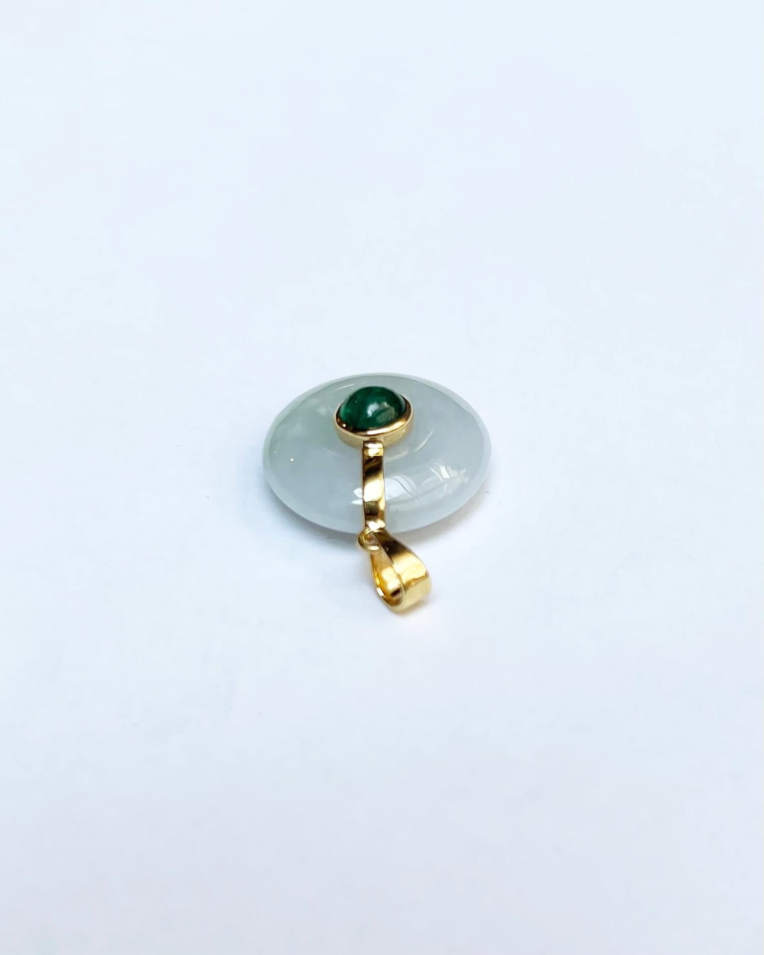 Pendentif en jade avec émeraude cabochon serti dans des montures en or 18 carats Unisexe en vente