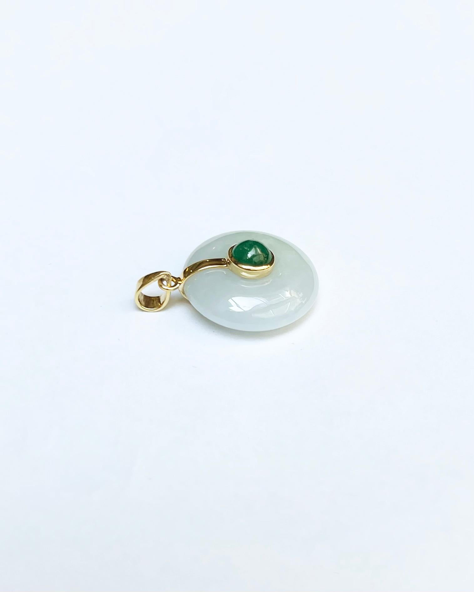 Pendentif en jade avec émeraude cabochon serti dans des montures en or 18 carats en vente 1
