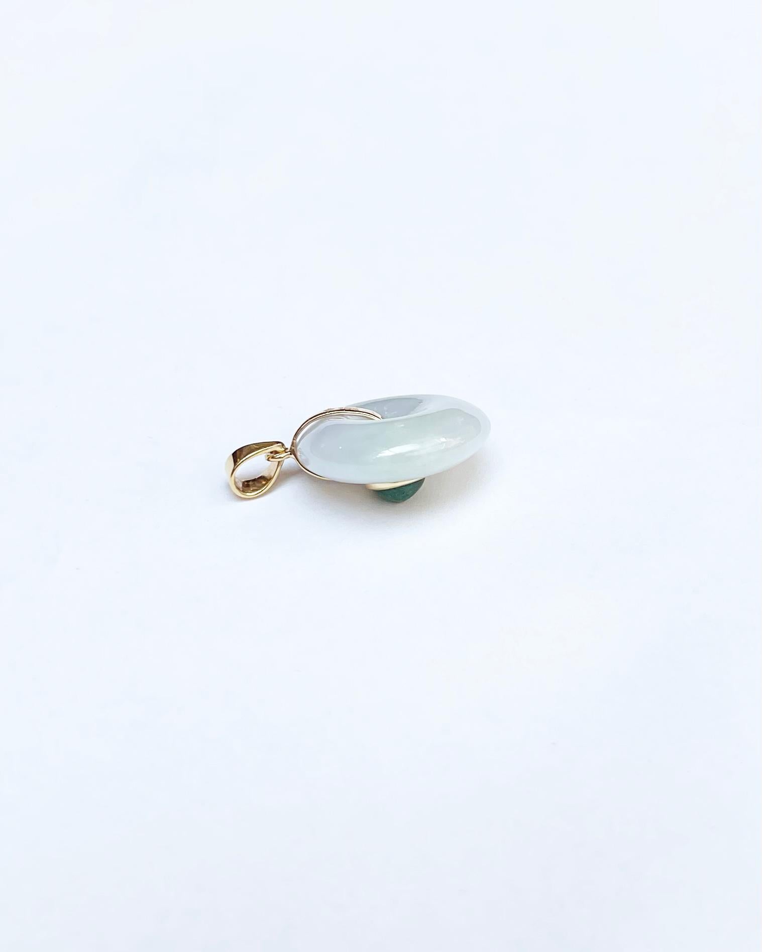 Pendentif en jade avec émeraude cabochon serti dans des montures en or 18 carats en vente 3