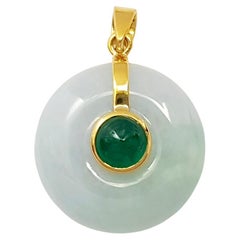 Jade mit Cabochon-Smaragd-Anhänger in 18K Goldfassungen gefasst