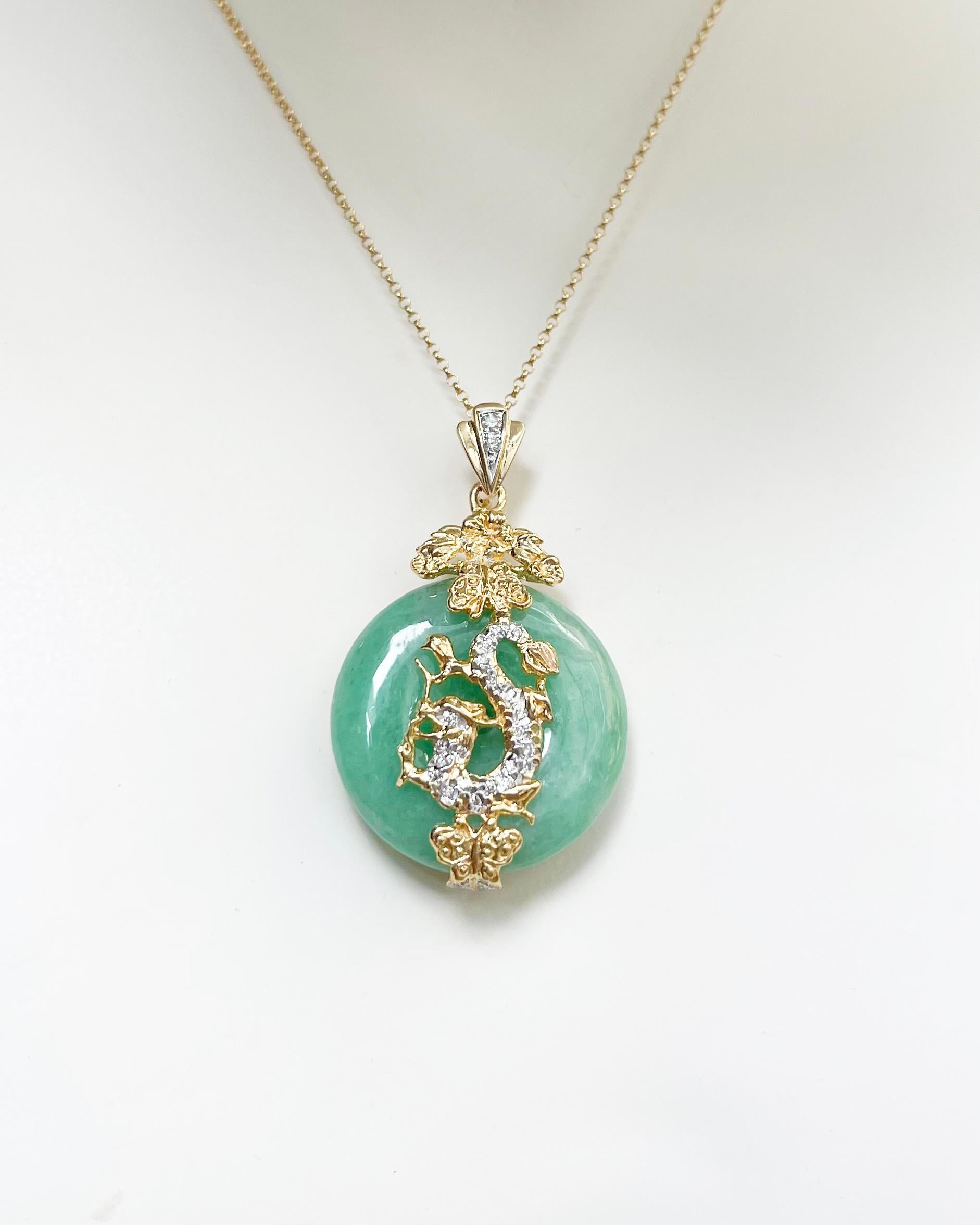 Jade mit Diamant 0,11 Karat Anhänger in 18K Goldfassung
(Kette nicht enthalten)

Breite: 2.4 cm 
Länge: 3.9 cm
Gesamtgewicht: 11,62 Gramm

