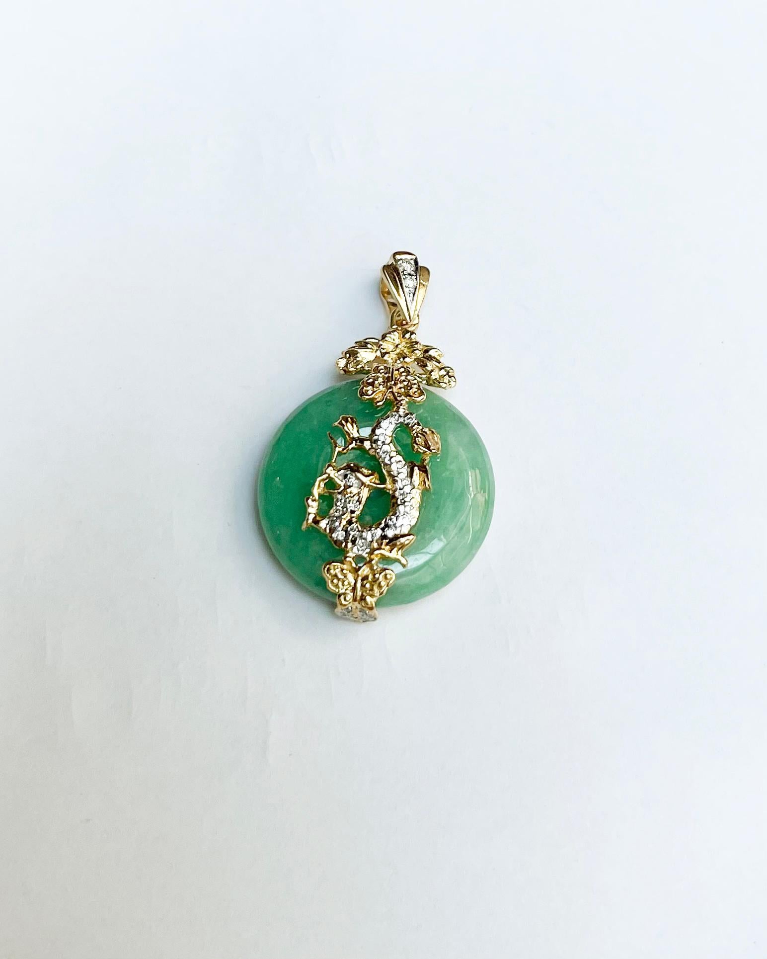 Jade mit Diamant-D Drachen-Anhänger in 18 Karat Goldfassungen gefasst (Brillantschliff) im Angebot