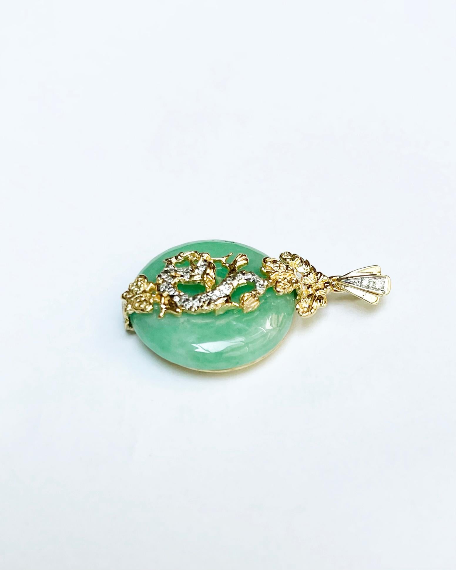 Jade mit Diamant-D Drachen-Anhänger in 18 Karat Goldfassungen gefasst im Zustand „Neu“ im Angebot in Bangkok, TH