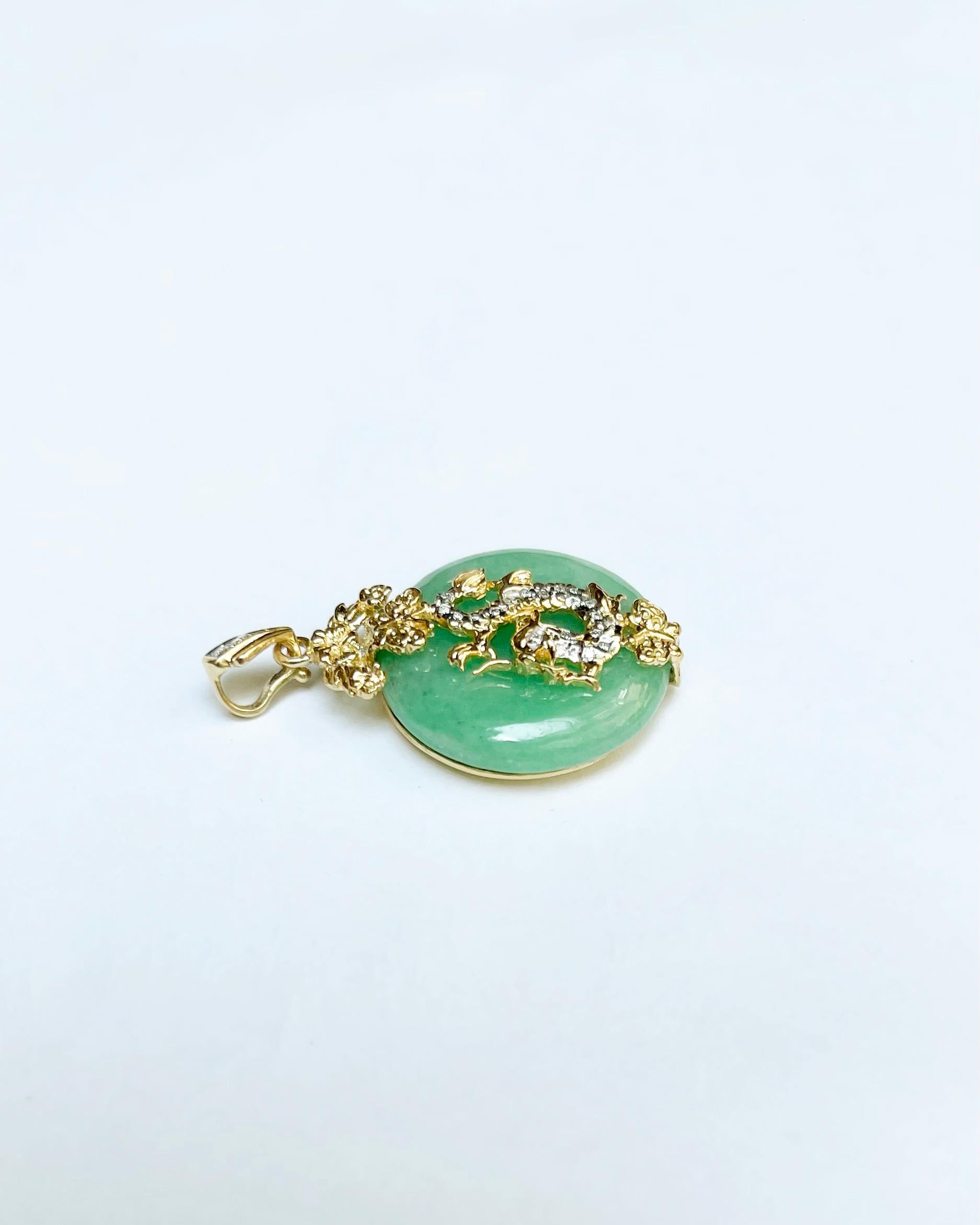 Jade mit Diamant-D Drachen-Anhänger in 18 Karat Goldfassungen gefasst im Angebot 1