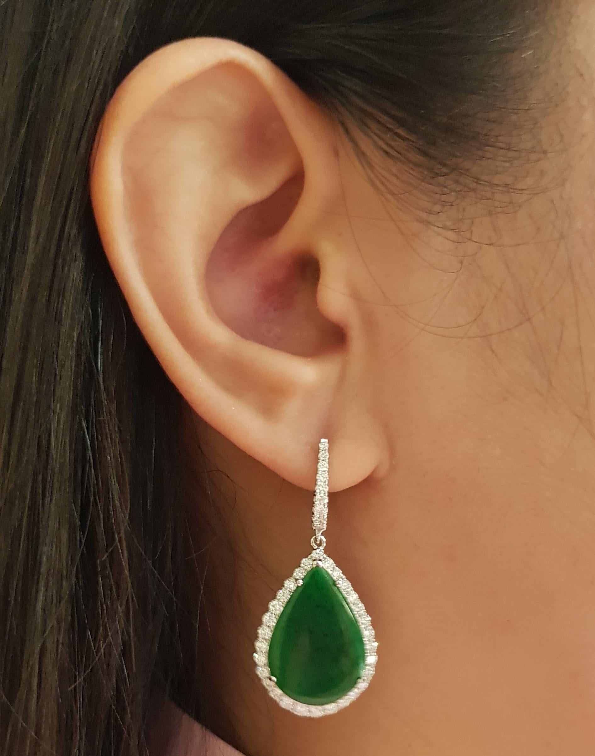 Jade 6.90 carats et Diamant 1.57 carats Boucles d'oreilles montées sur or blanc 18K

Largeur : 1.9 cm 
Longueur : 3,9 cm
Poids total : 9,71 grammes

