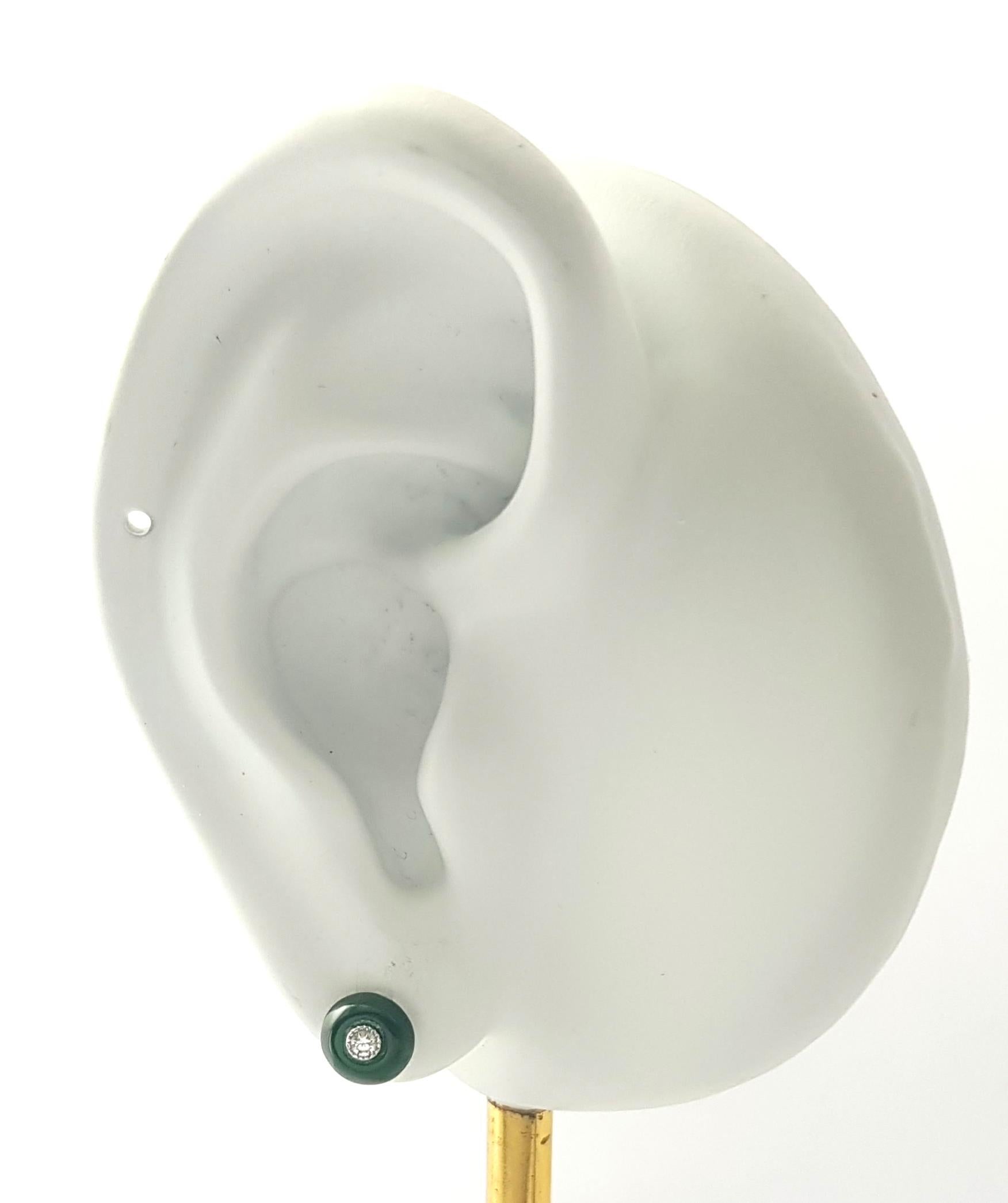 Boucles d'oreilles en Jade 1.20 carats et Diamant 0.04 carats montées sur or blanc 18K

Largeur : 0,6 cm 
Longueur : 0,6 cm
Poids total : 1.66 grammes

