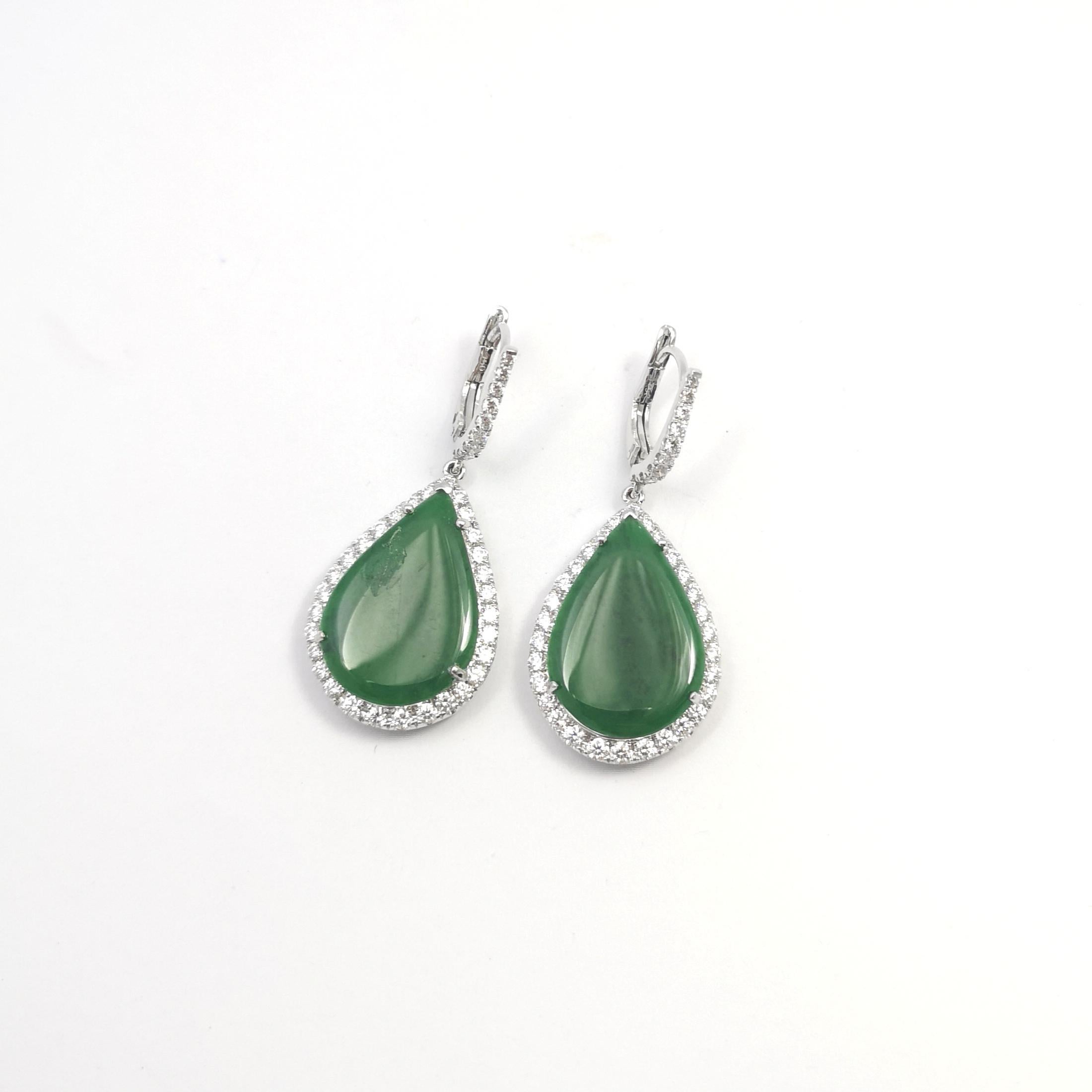 Taille poire Boucles d'oreilles en jade et diamants sur monture en or blanc 18 carats en vente