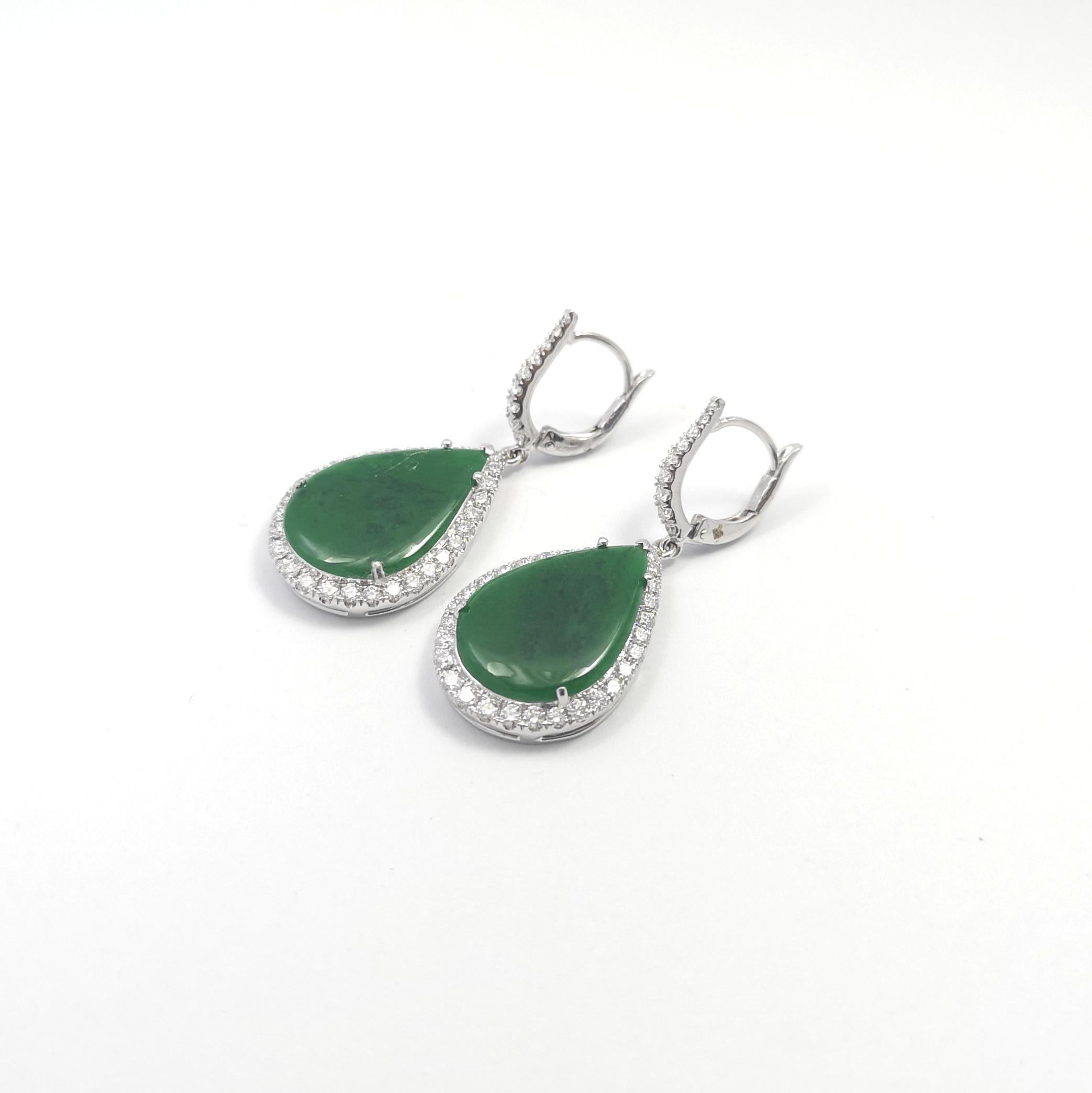 Boucles d'oreilles en jade et diamants sur monture en or blanc 18 carats Neuf - En vente à Bangkok, TH