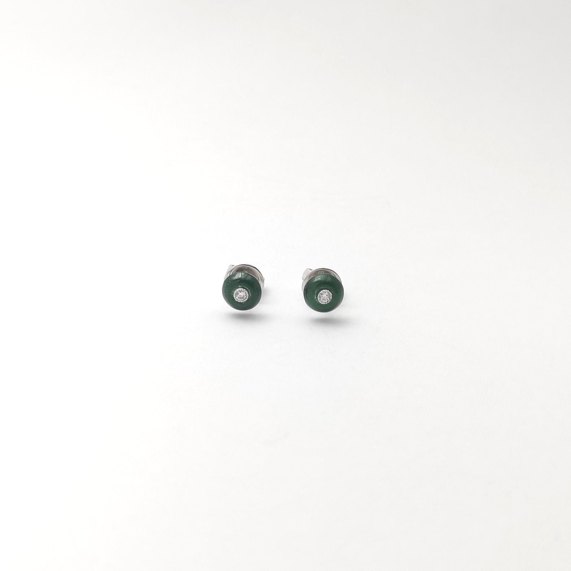 Boucles d'oreilles en jade et diamants sur monture en or blanc 18 carats Neuf - En vente à Bangkok, TH