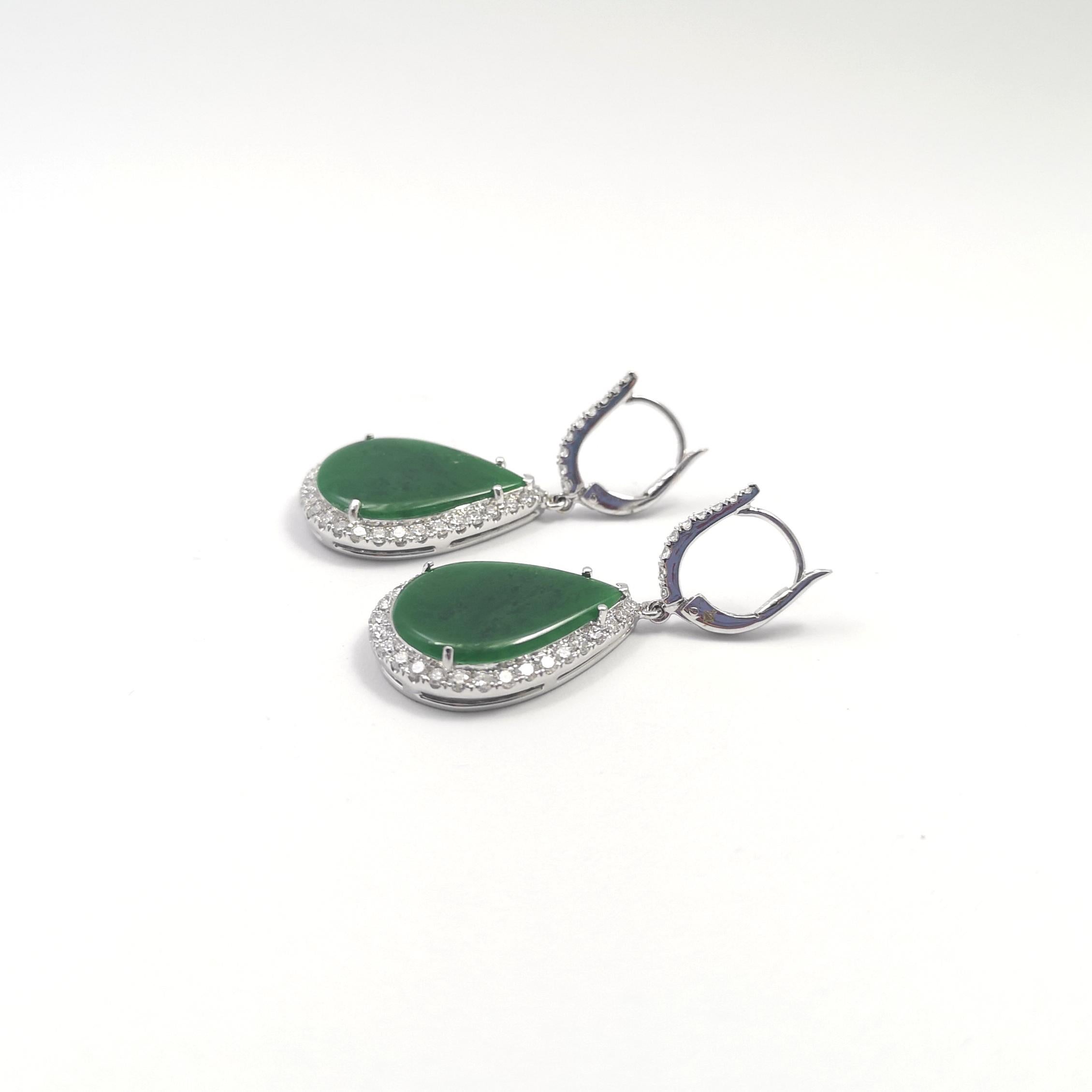 Boucles d'oreilles en jade et diamants sur monture en or blanc 18 carats en vente 1