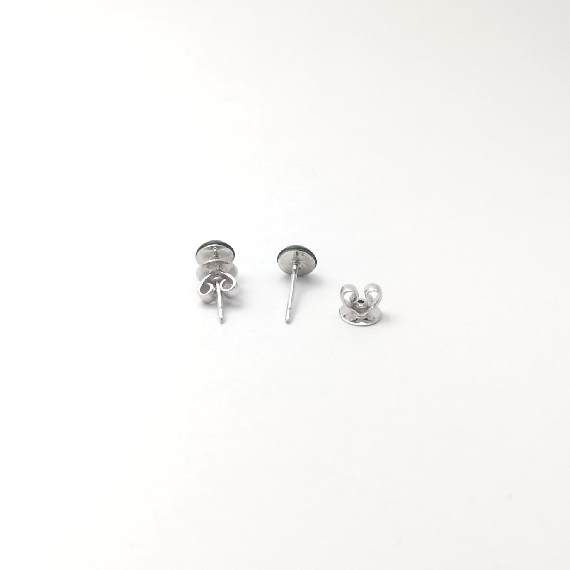 Boucles d'oreilles en jade et diamants sur monture en or blanc 18 carats en vente 1