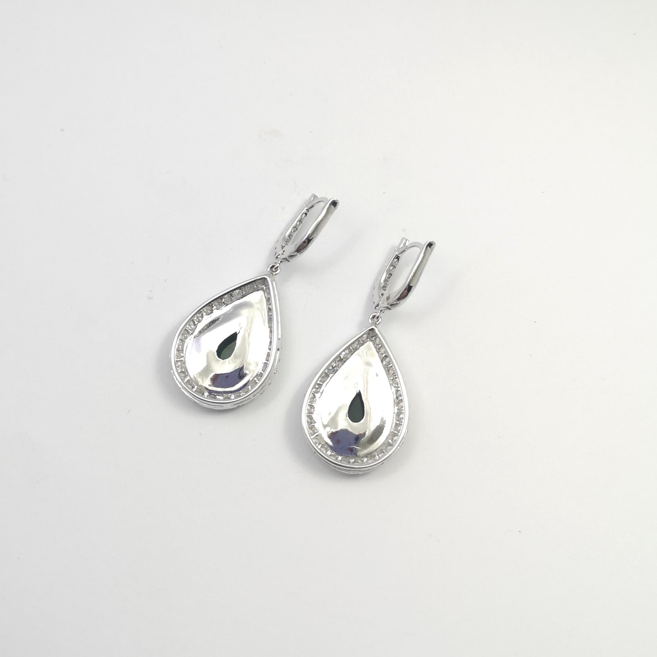 Boucles d'oreilles en jade et diamants sur monture en or blanc 18 carats en vente 2