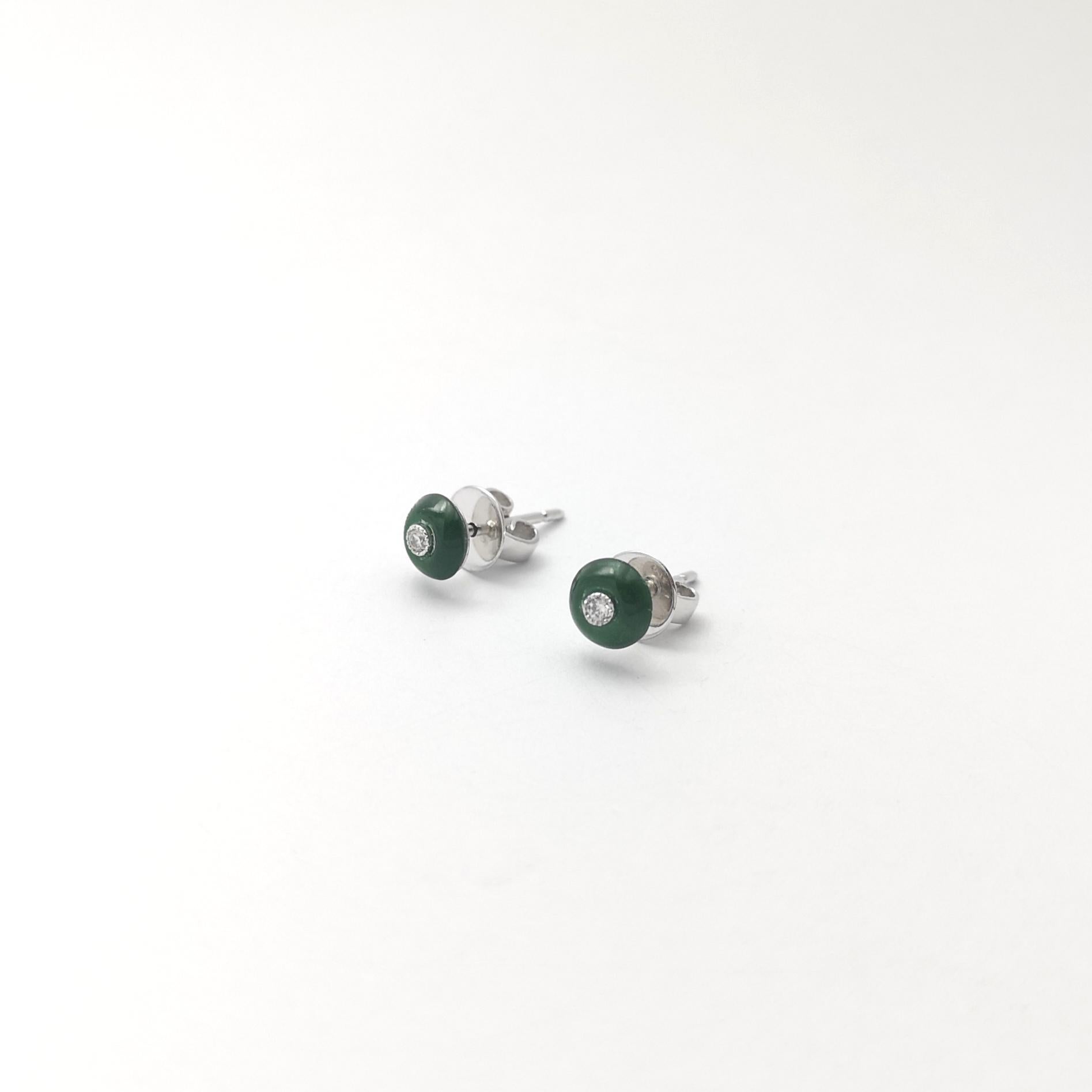Boucles d'oreilles en jade et diamants sur monture en or blanc 18 carats en vente 2