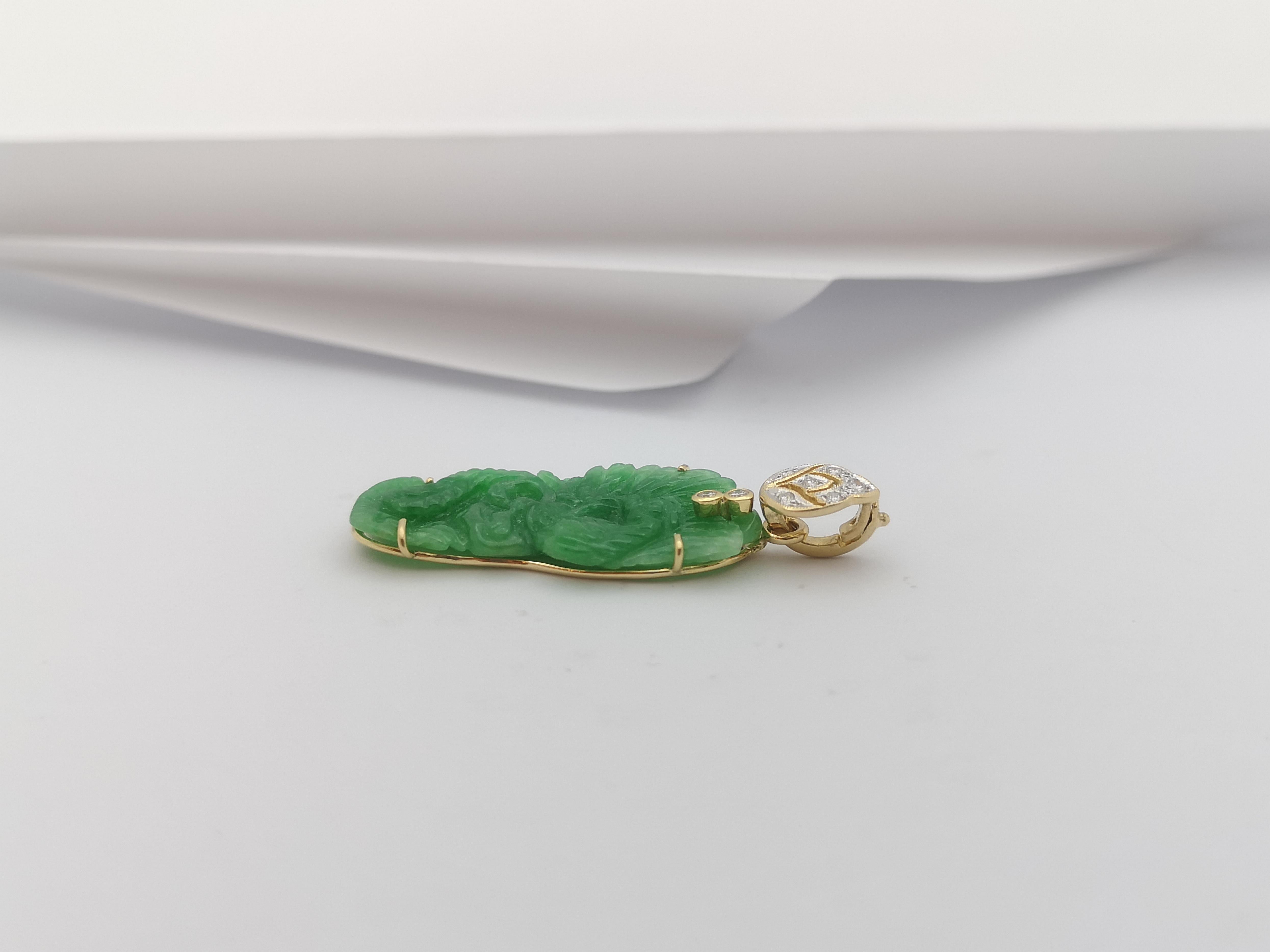 Jade with Diamond Pendant Set in 18 Karat Gold Settings In New Condition For Sale In Bangkok, TH