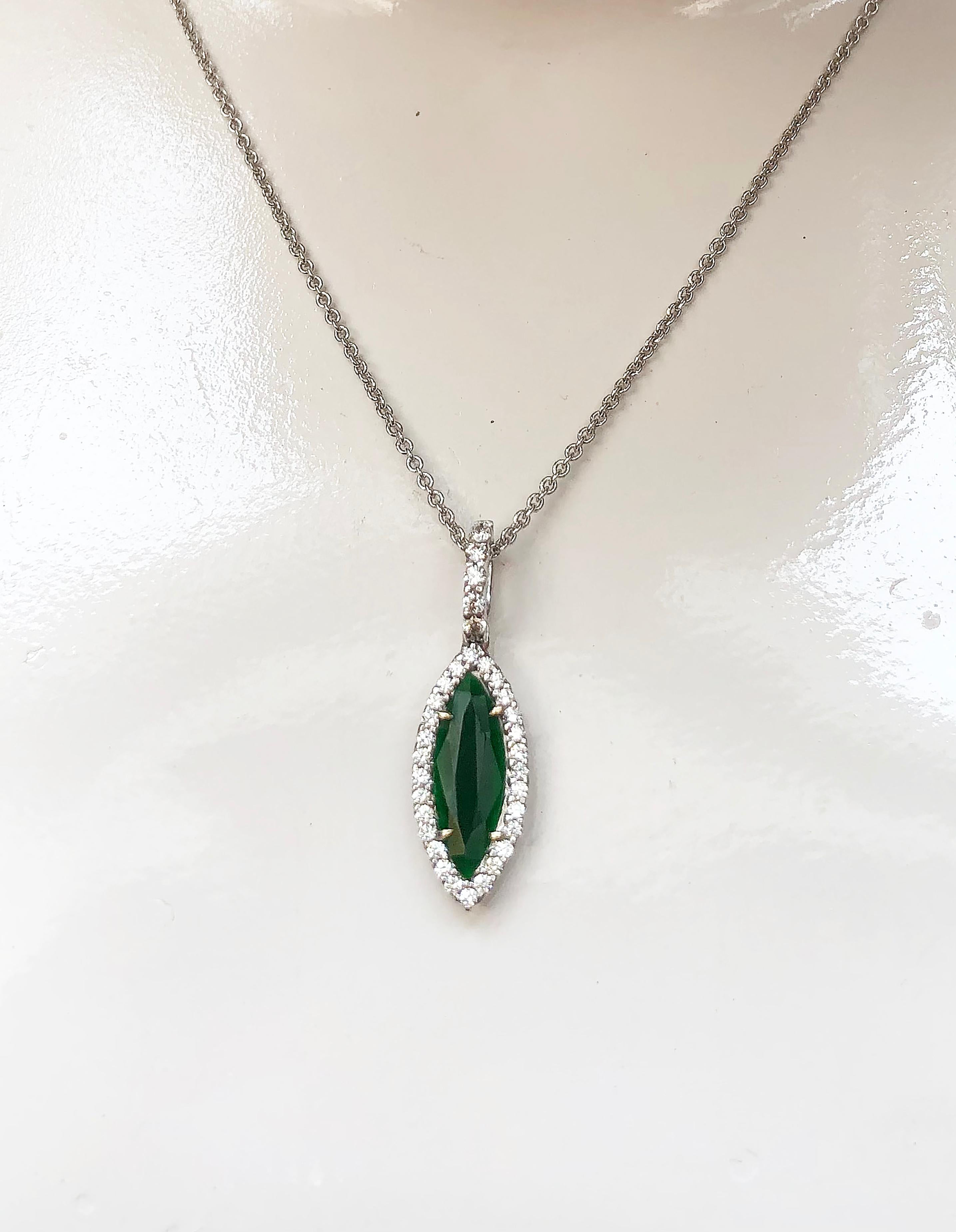 Pendentif en or blanc 18 carats en jade et diamants 0,60 carat
(chaîne non incluse)

Largeur :  0,9 cm 
Longueur : 3,0 cm
Poids total : 2,55 grammes

