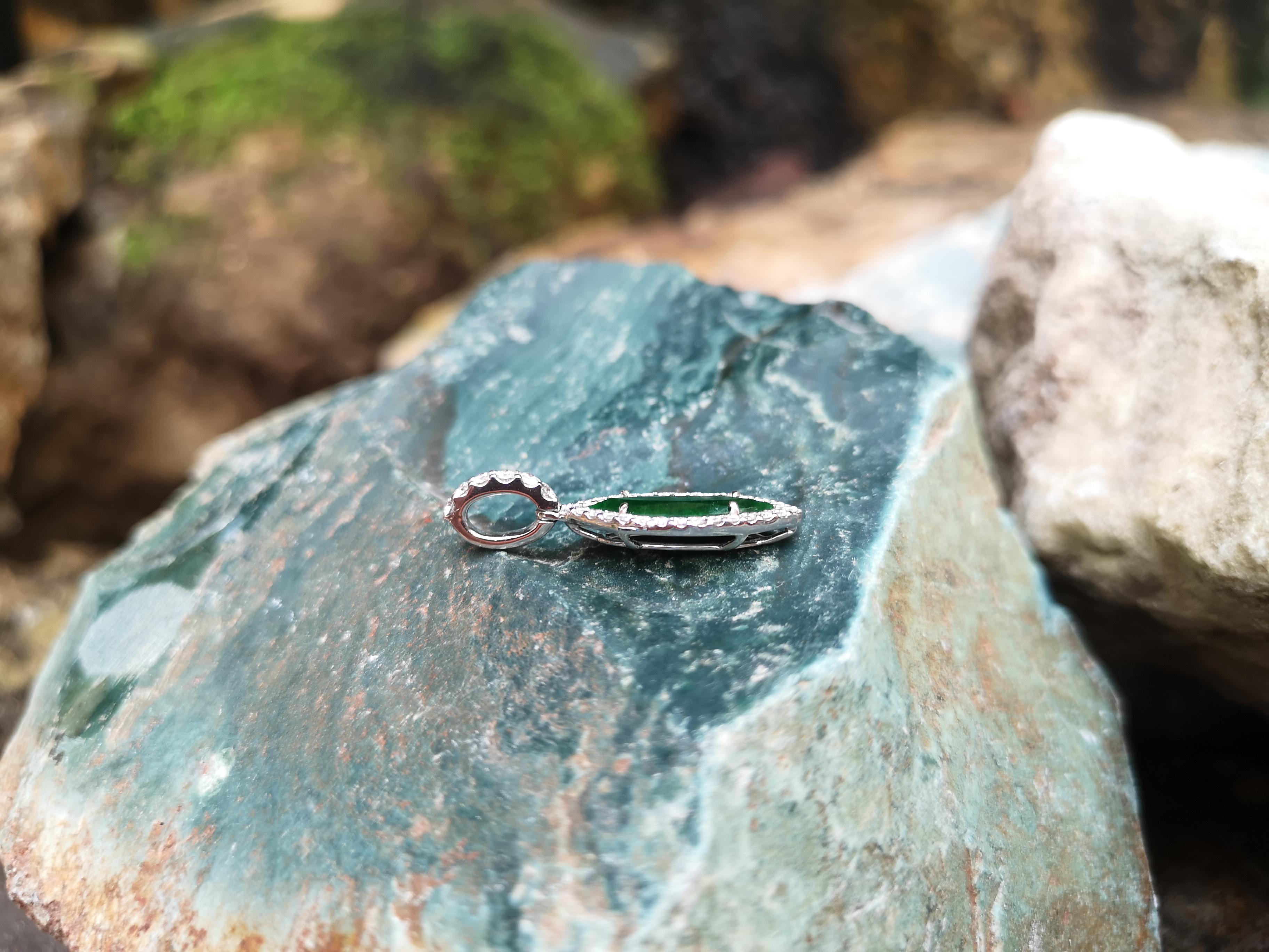 Pendentif en jade et diamants serti dans des montures en or blanc 18 carats Neuf - En vente à Bangkok, TH