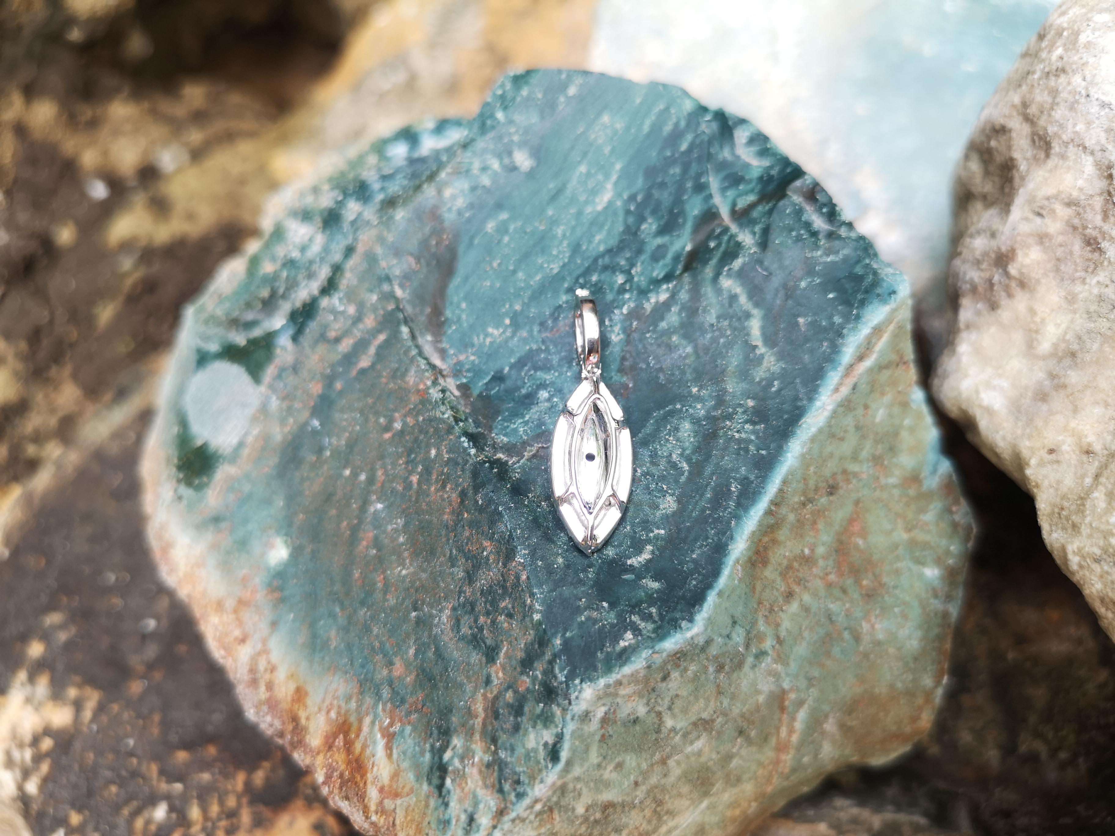 Pendentif en jade et diamants serti dans des montures en or blanc 18 carats Pour femmes en vente