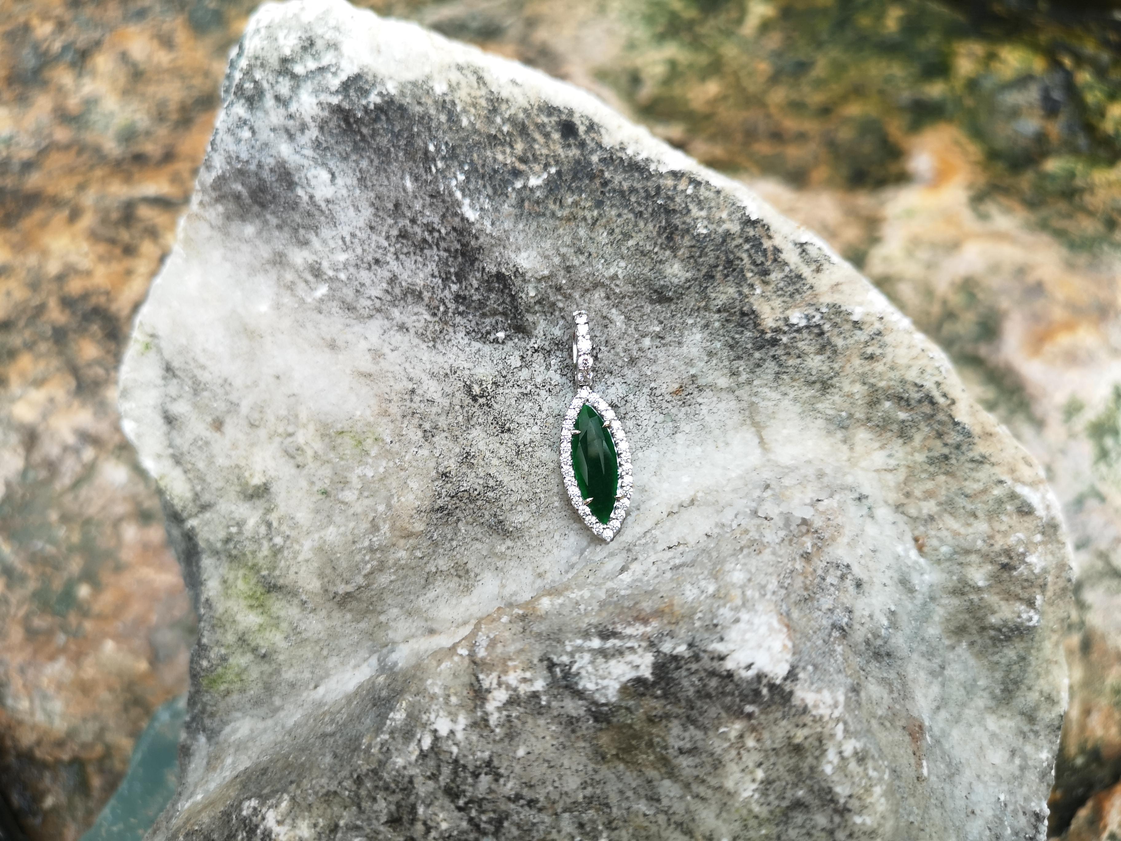 Pendentif en jade et diamants serti dans des montures en or blanc 18 carats en vente 3
