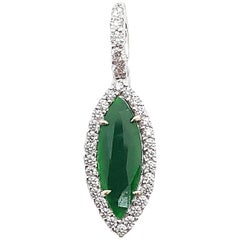 Jade mit Diamant-Anhänger in 18 Karat Weißgold-Fassungen