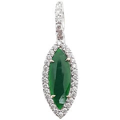 Jade mit Diamant-Anhänger in 18 Karat Weißgold gefasst