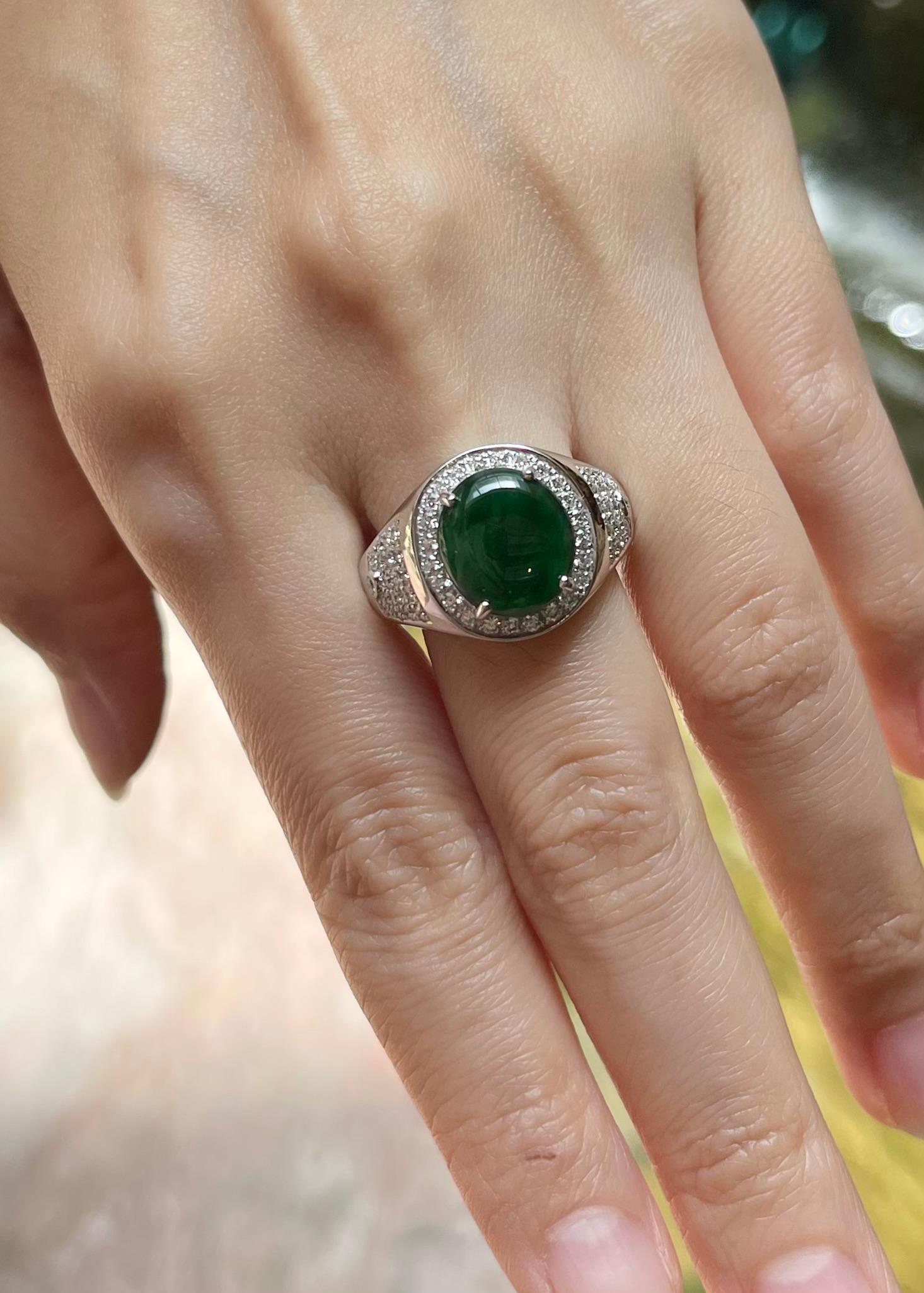 Jade mit Diamantring in Platin 950 Fassung (Gemischter Schliff) im Angebot