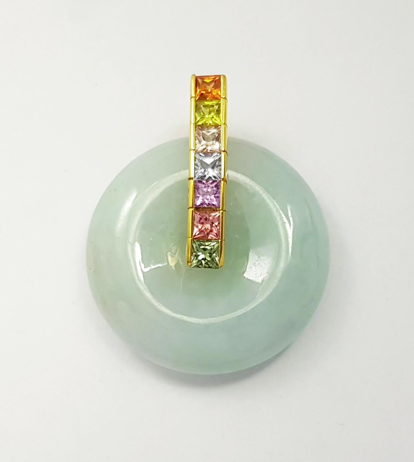 Contemporain Pendentif en jade et saphir fantaisie serti dans des montures en or 18 carats en vente