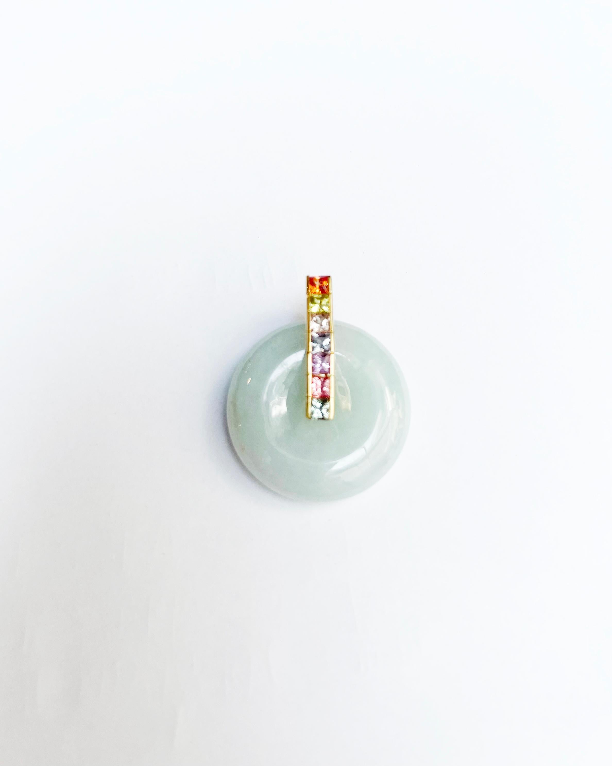 Taille princesse Pendentif en jade et saphir fantaisie serti dans des montures en or 18 carats en vente