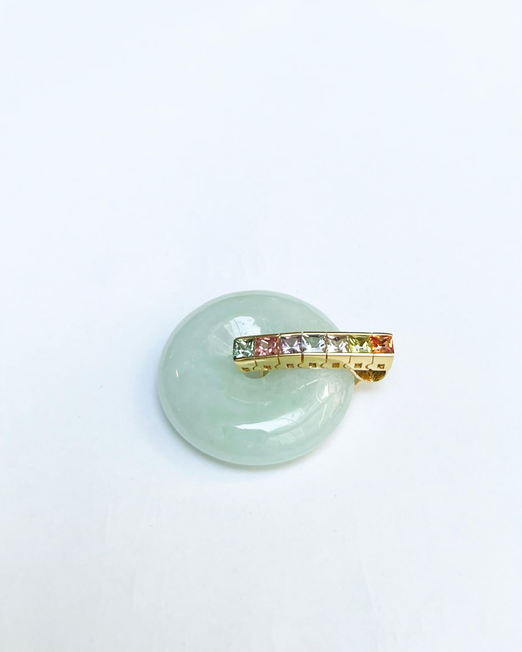 Pendentif en jade et saphir fantaisie serti dans des montures en or 18 carats Neuf - En vente à Bangkok, TH