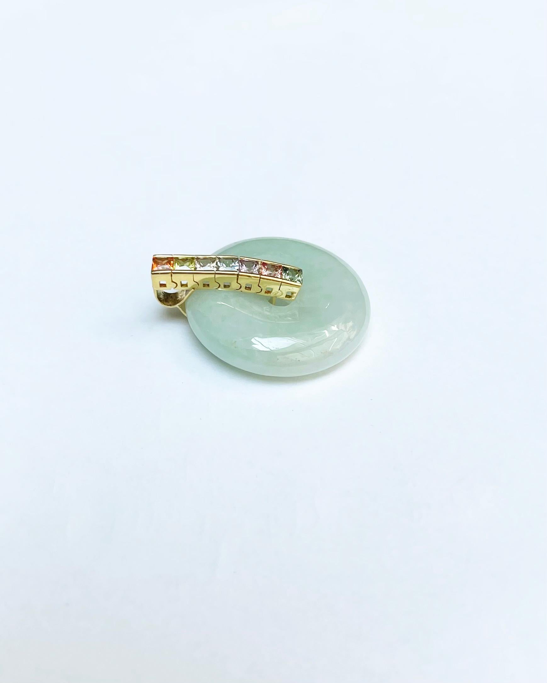 Pendentif en jade et saphir fantaisie serti dans des montures en or 18 carats en vente 1
