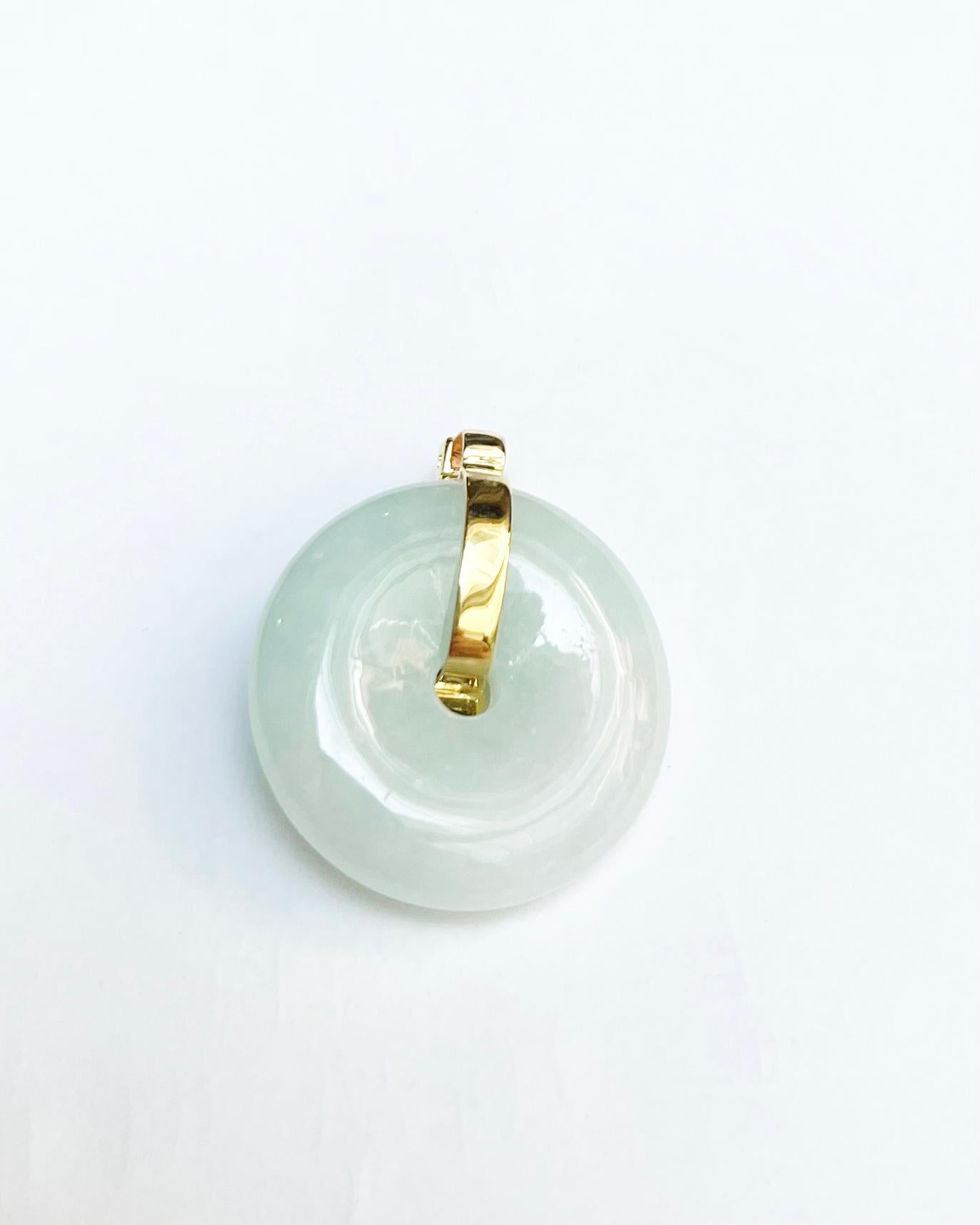 Pendentif en jade et saphir fantaisie serti dans des montures en or 18 carats en vente 2