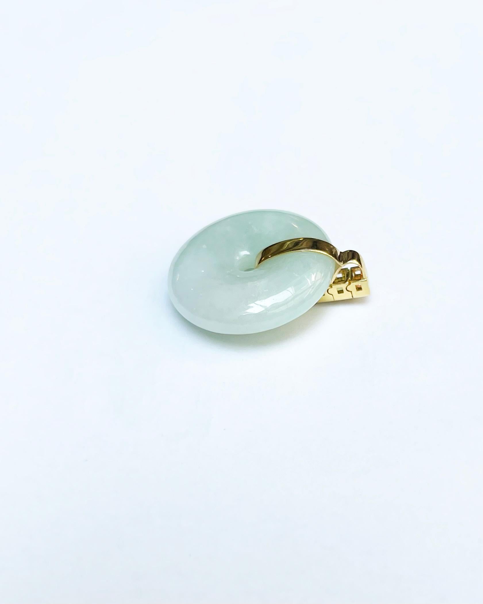 Pendentif en jade et saphir fantaisie serti dans des montures en or 18 carats en vente 3
