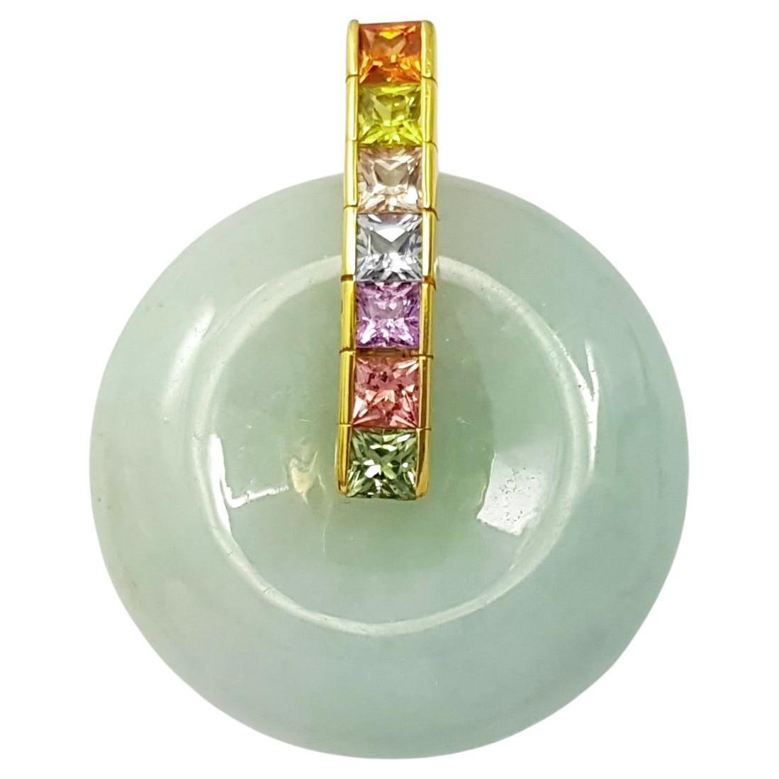 Pendentif en jade et saphir fantaisie serti dans des montures en or 18 carats