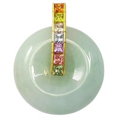 Pendentif en jade et saphir fantaisie serti dans des montures en or 18 carats