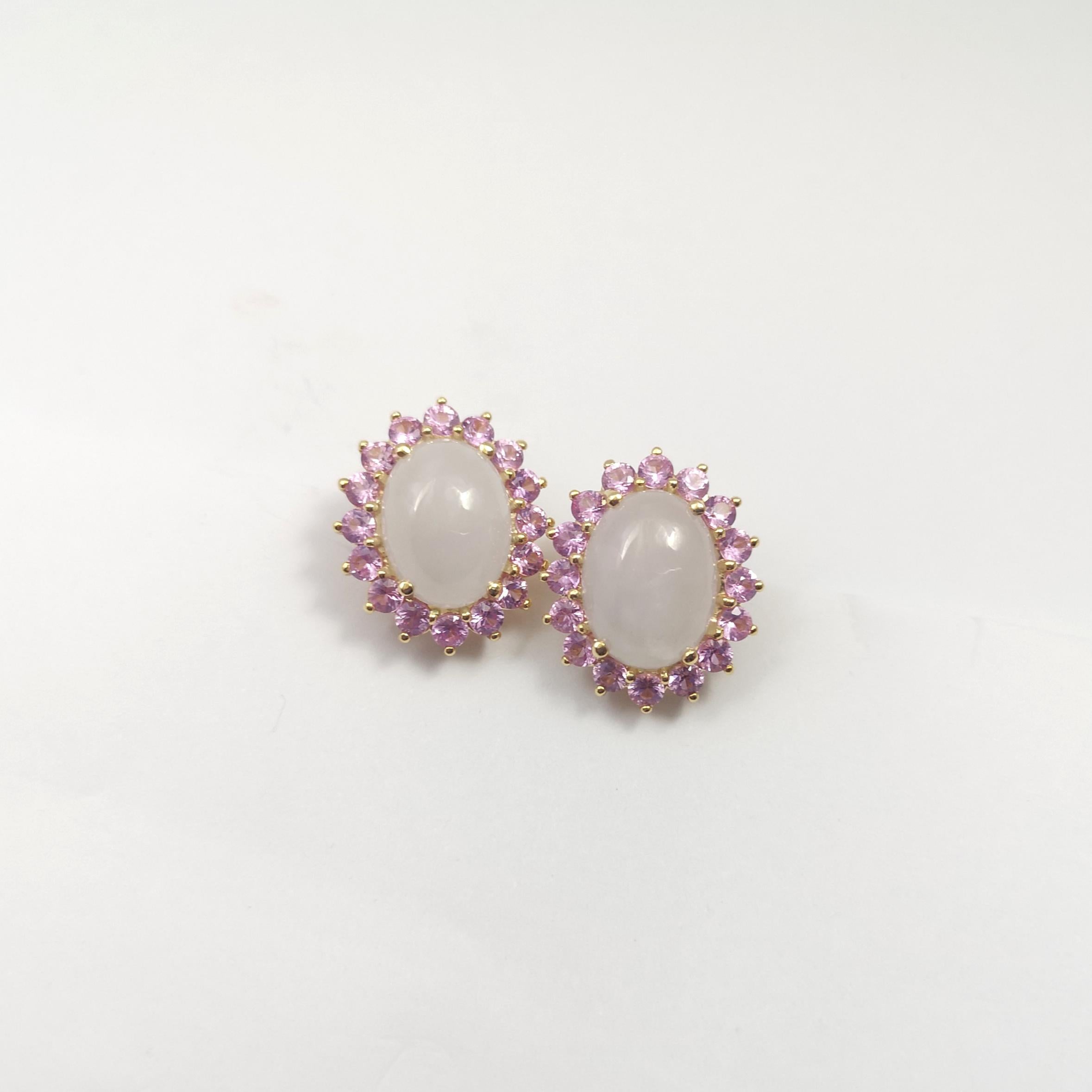 Taille ronde Boucles d'oreilles en jade et saphir rose serties dans des montures en or 14 carats en vente