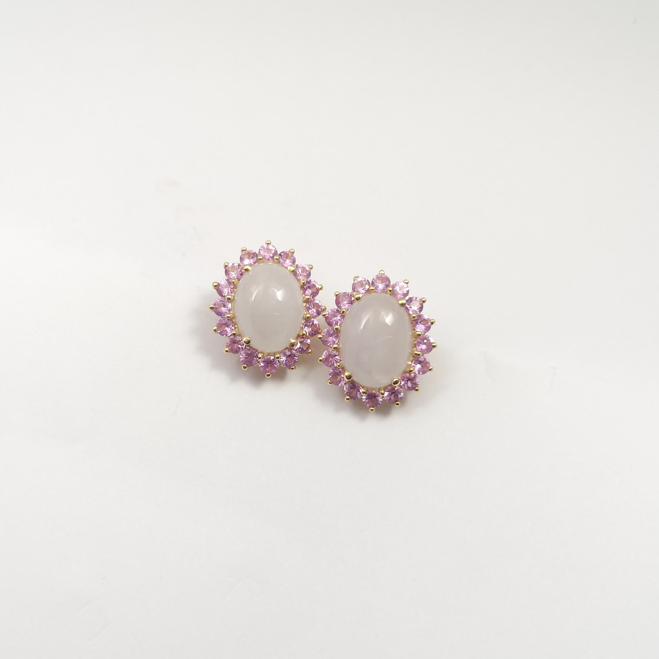 Boucles d'oreilles en jade et saphir rose serties dans des montures en or 14 carats Neuf - En vente à Bangkok, TH