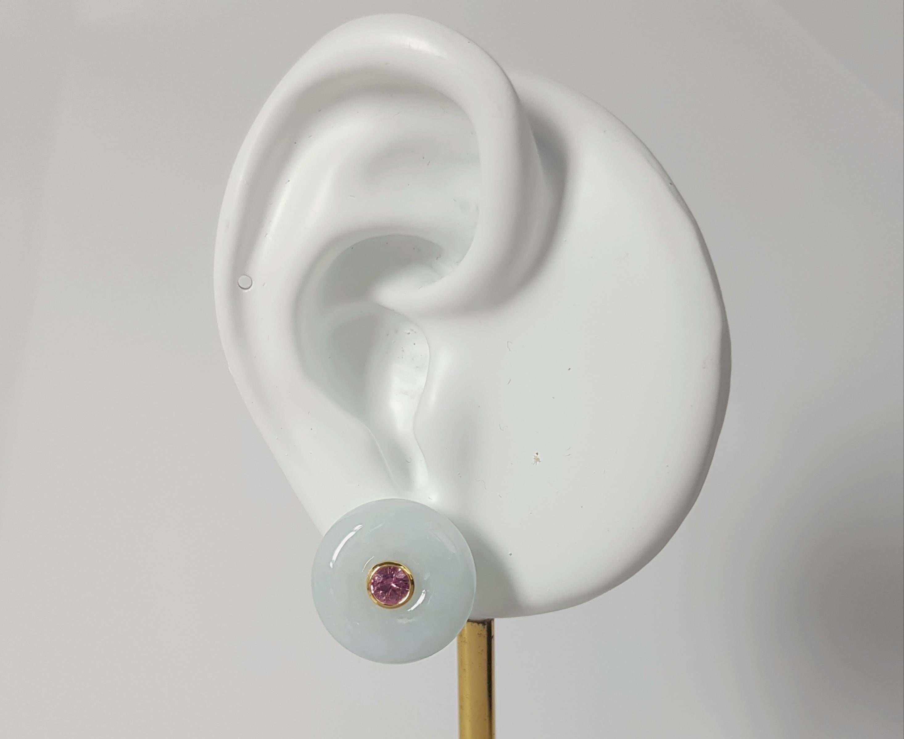 Boucles d'oreilles Jade et Saphir rose 0.66 carat montées sur or 18K

Largeur : 1.8 cm 
Longueur : 1,8 cm
Poids total : 8,92 grammes

