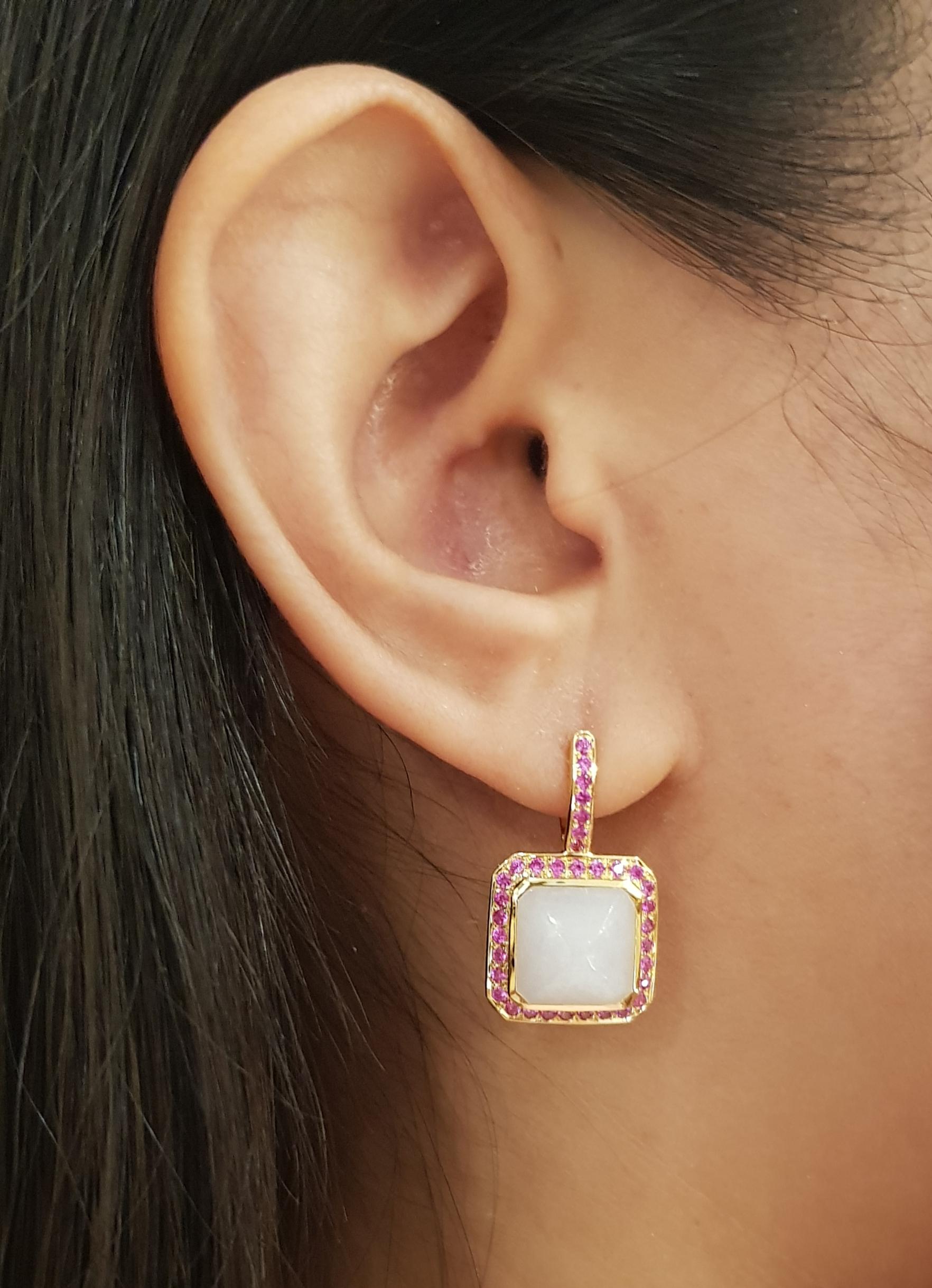 Orecchini di giada da 9,85 carati e zaffiro rosa da 0,89 carati con montatura in oro 18 carati

Larghezza: 1.4 cm 
Lunghezza: 2.5 cm
Peso totale: 8,59 grammi

