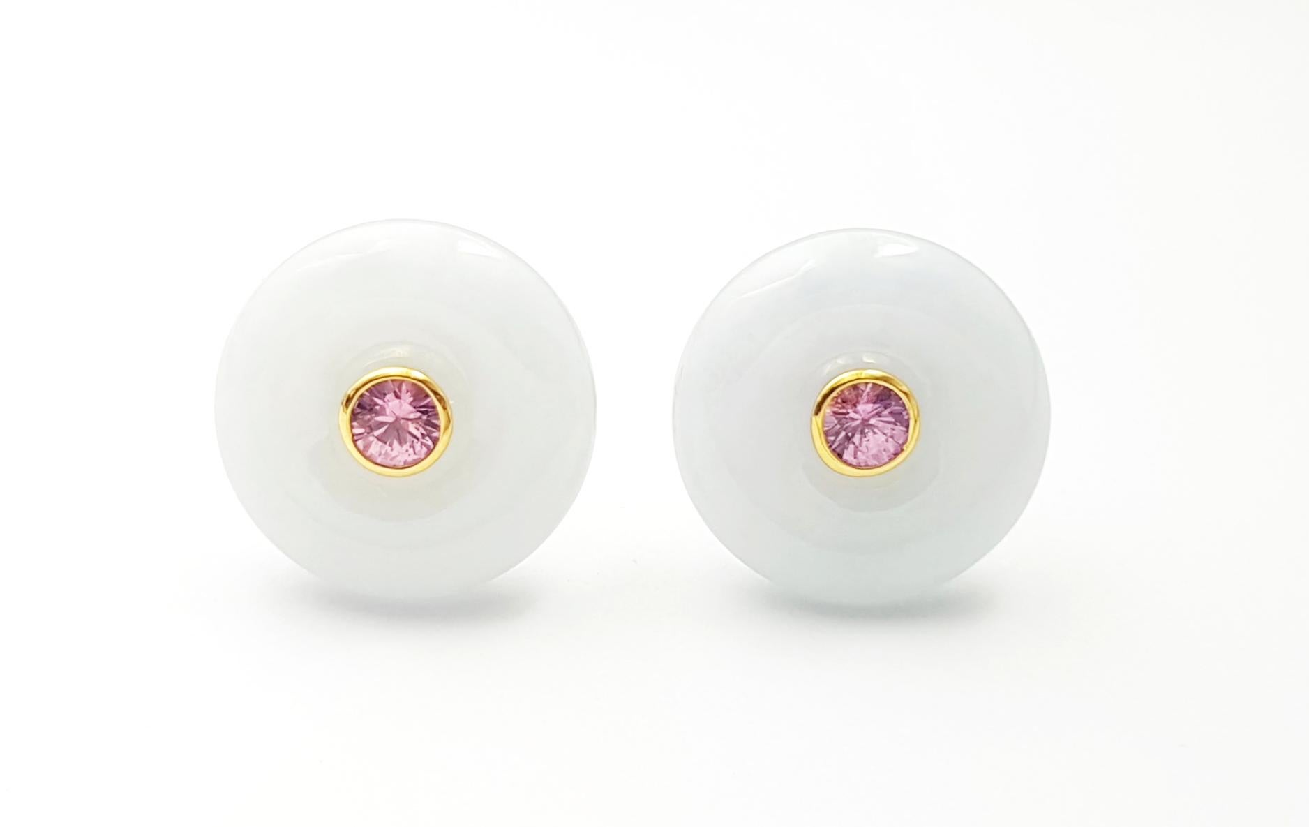 Contemporain Boucles d'oreilles en jade et saphir rose serties dans des montures en or 18 carats en vente
