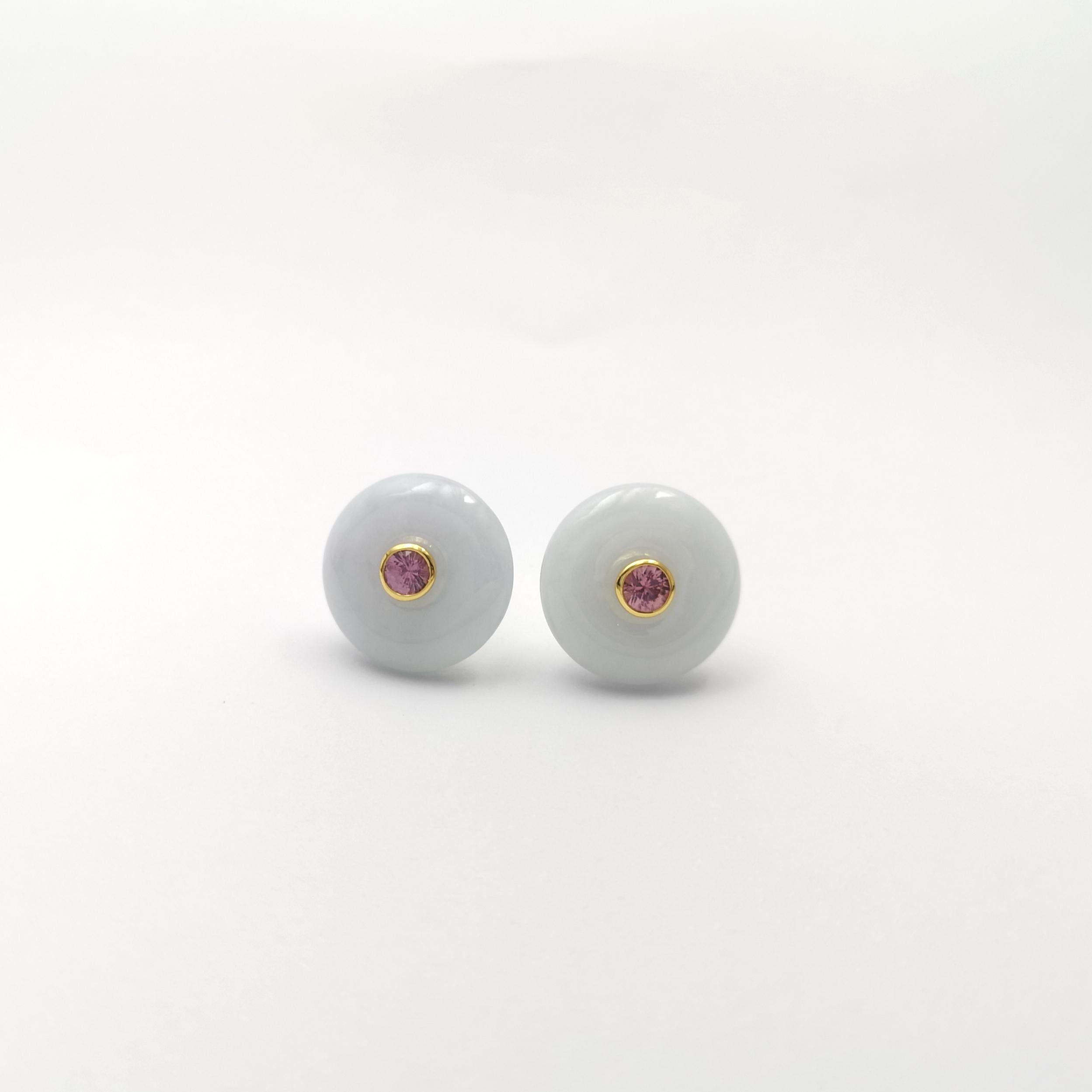 Taille ronde Boucles d'oreilles en jade et saphir rose serties dans des montures en or 18 carats en vente