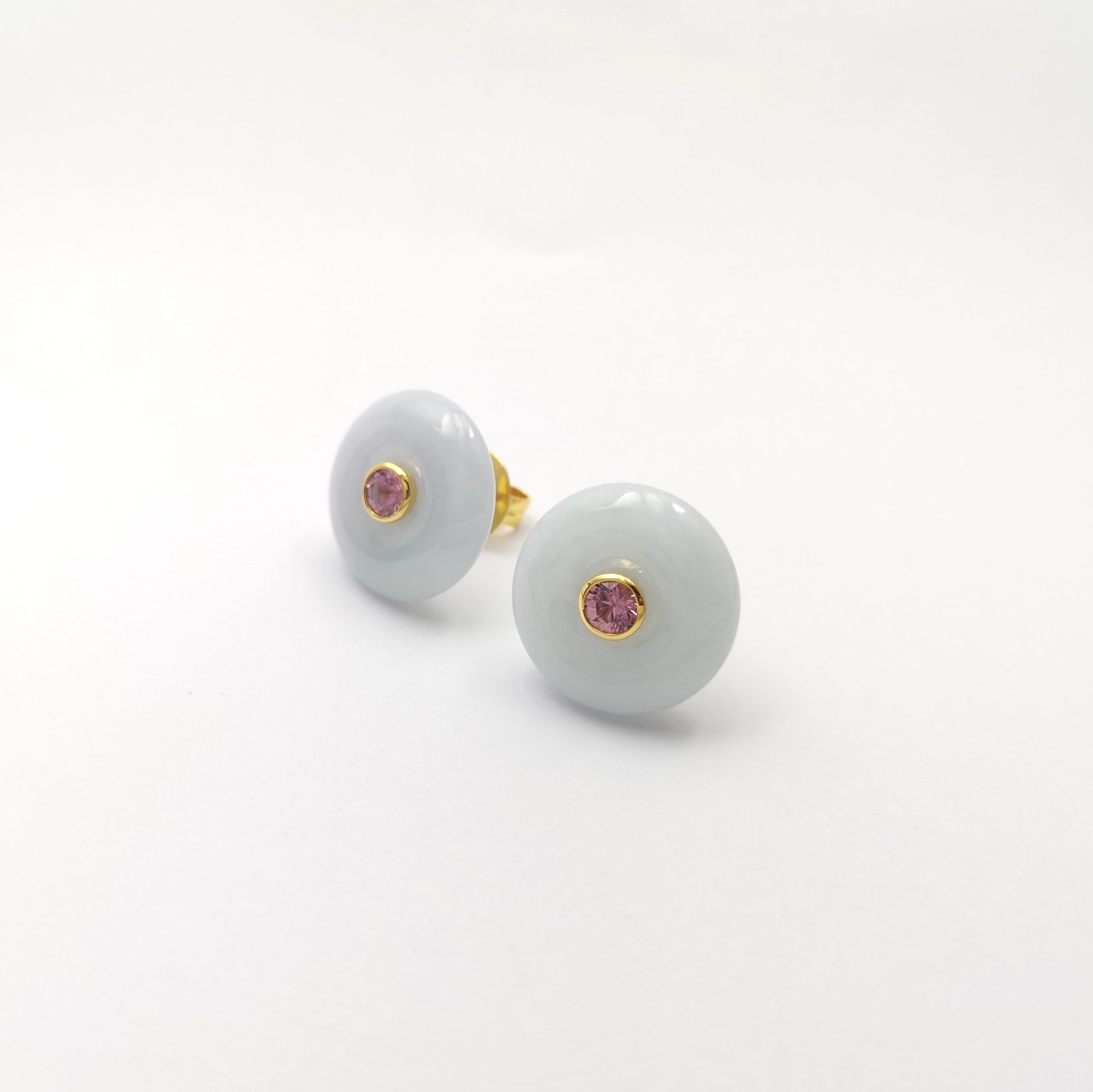 Boucles d'oreilles en jade et saphir rose serties dans des montures en or 18 carats Neuf - En vente à Bangkok, TH