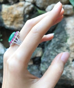 Anello di giada con rubino e diamanti incastonati in oro bianco 18 carati