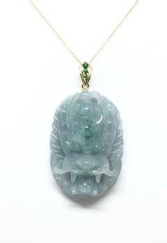 Colgante de Jade con Tsavorita engastado en Oro de 18 Kilates