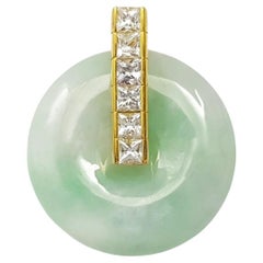 Colgante de Jade con Zafiro Blanco engastado en Oro de 18K
