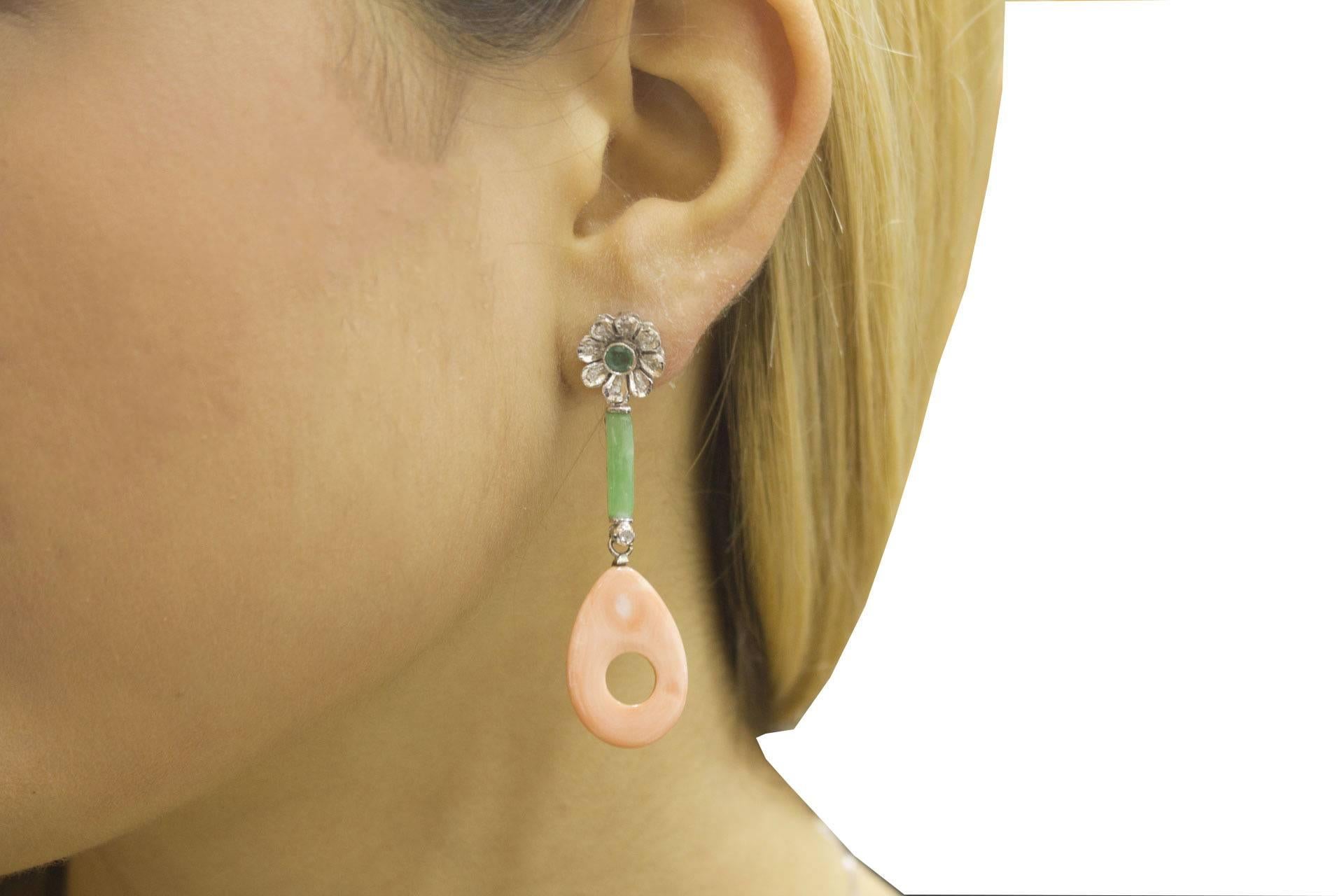 Boucles d'oreilles pendantes fleurs en or blanc, jade vert, émeraudes, diamants, corail rose en vente 4