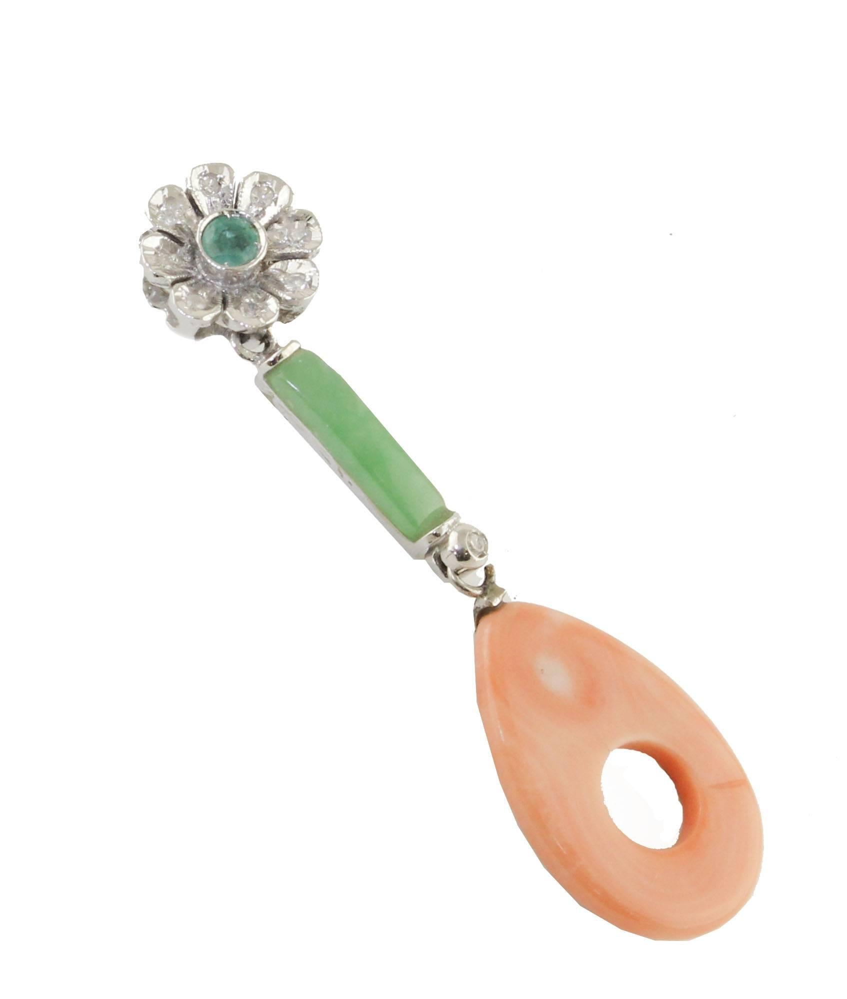 Boucles d'oreilles pendantes fleurs en or blanc, jade vert, émeraudes, diamants, corail rose Bon état - En vente à Marcianise, Marcianise (CE)