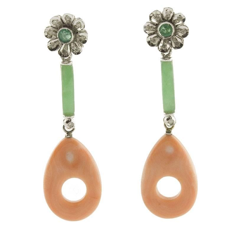 Tropfenohrringe aus grüner Jade, Smaragden, Diamanten, rosa Koralle, Weißgold-Blumen im Angebot