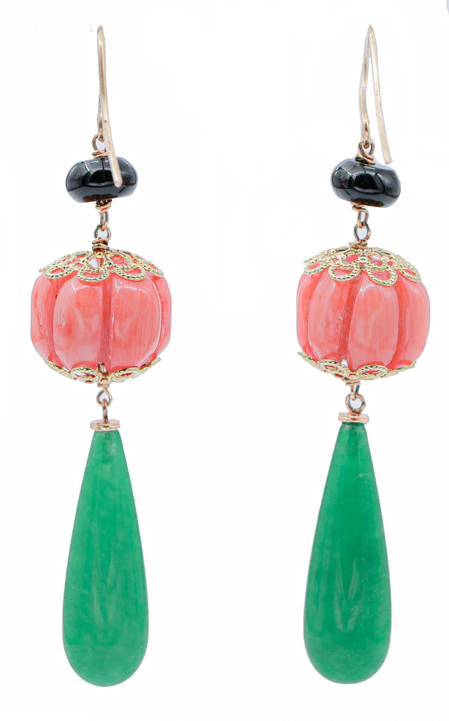 Rétro Boucles d'oreilles pendantes en jade, corail, onyx et or rose 14 carats.