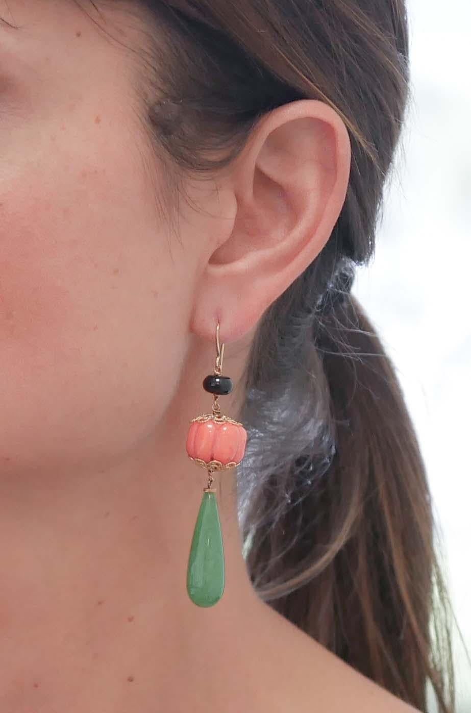 Boucles d'oreilles pendantes en jade, corail, onyx et or rose 14 carats. Bon état à Marcianise, Marcianise (CE)
