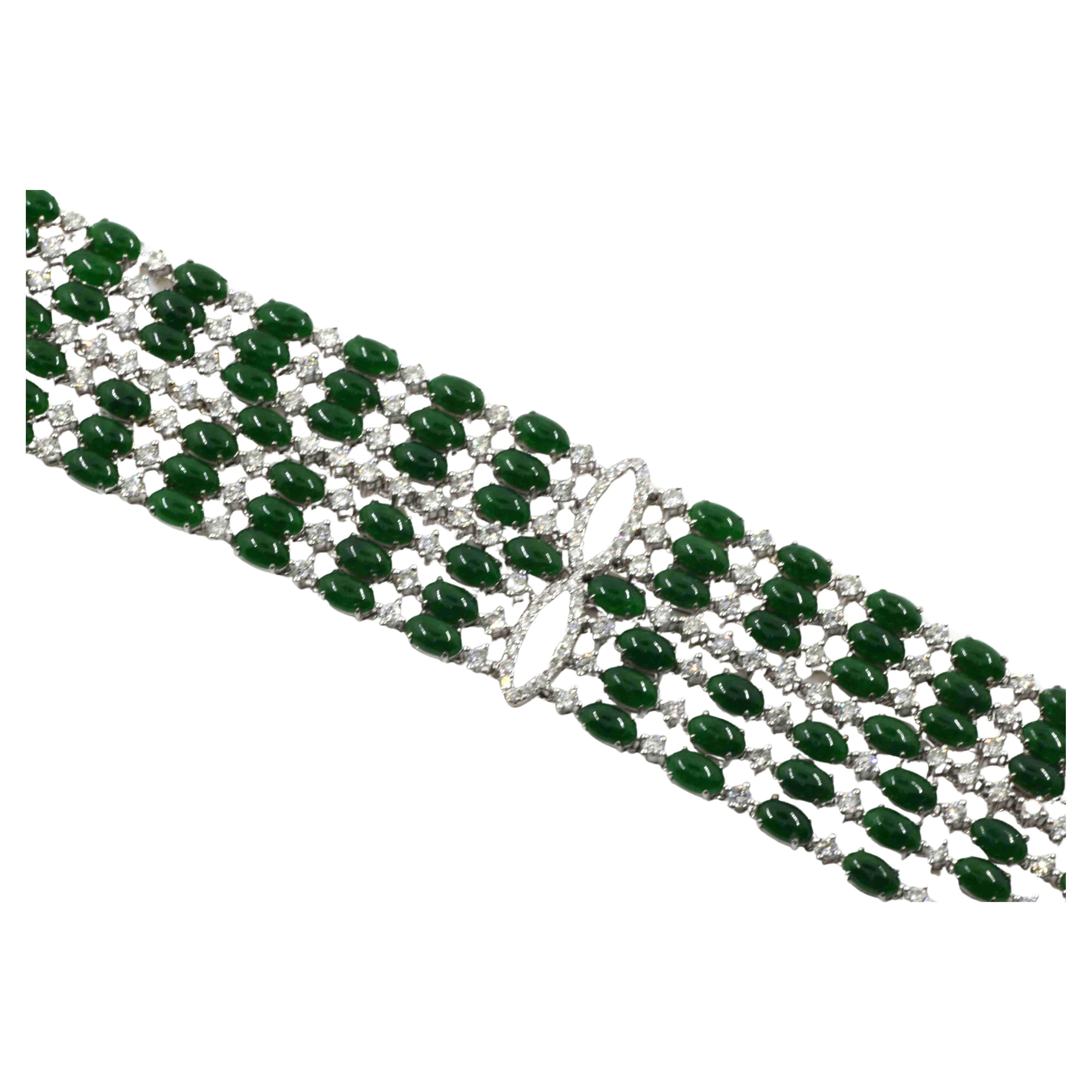 Ce bracelet est un bijou époustouflant, une combinaison éblouissante d'élégance classique et de luxe moderne. Le bracelet est réalisé de manière experte en or blanc 18 carats, qui offre une toile de fond élégante et sophistiquée aux pierres